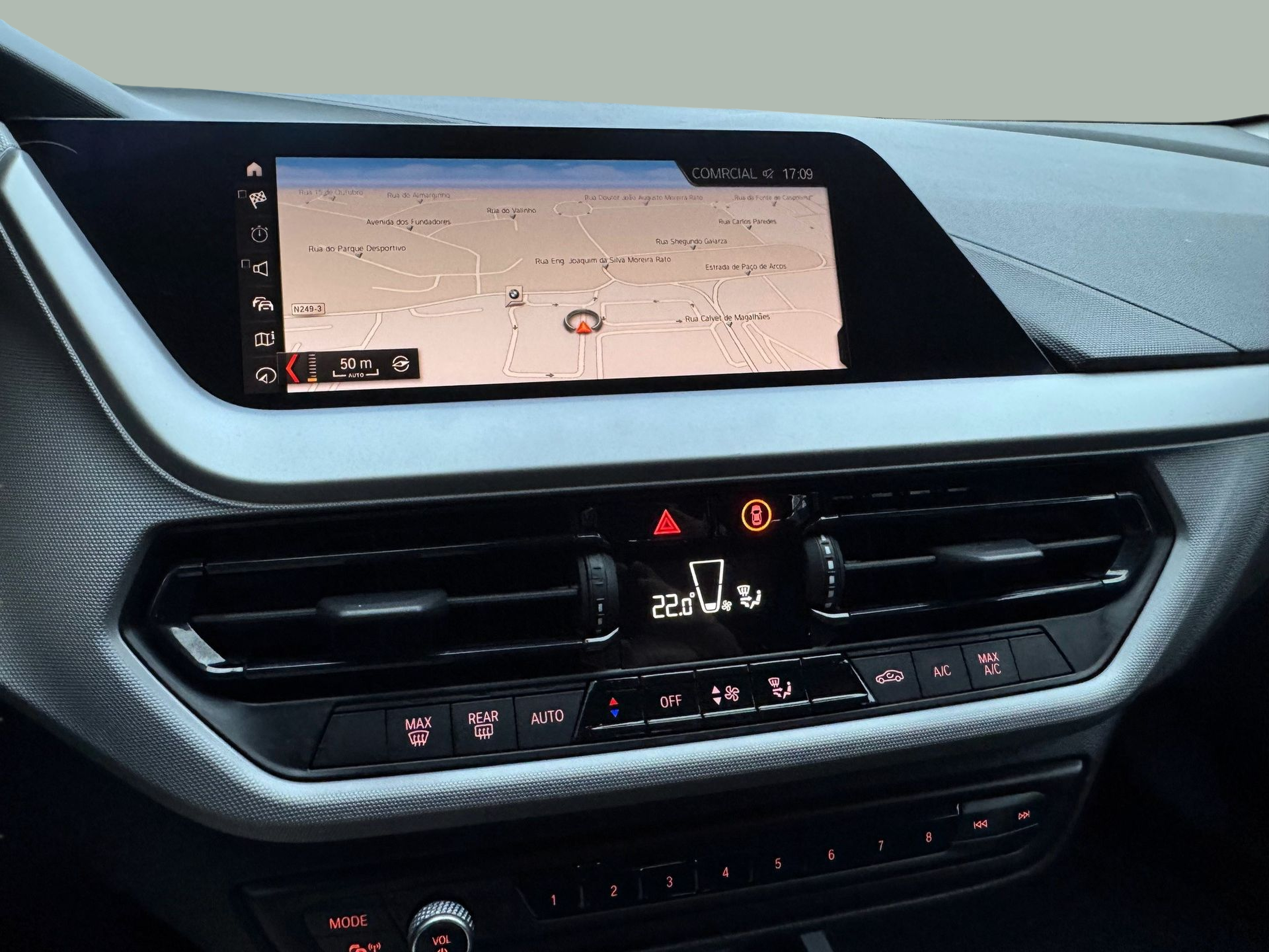 BMW Série 1 116d color Negro. Año 2020. 85KW(116CV). Diesel. En concesionario Santogal Oeiras de Oeiras