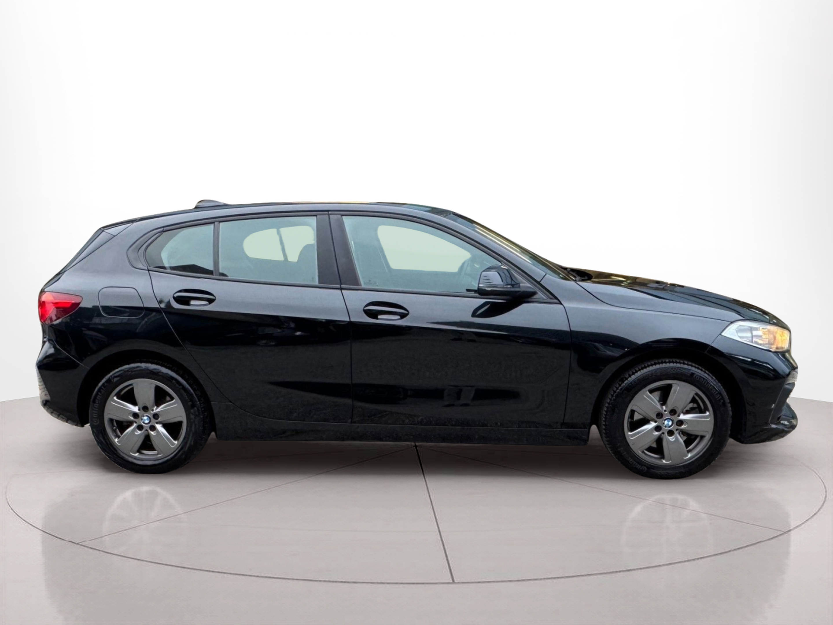 Fotos de BMW Série 1 116d color Negro. Año 2020. 85KW(116CV). Diesel. En concesionario Santogal Oeiras de Oeiras