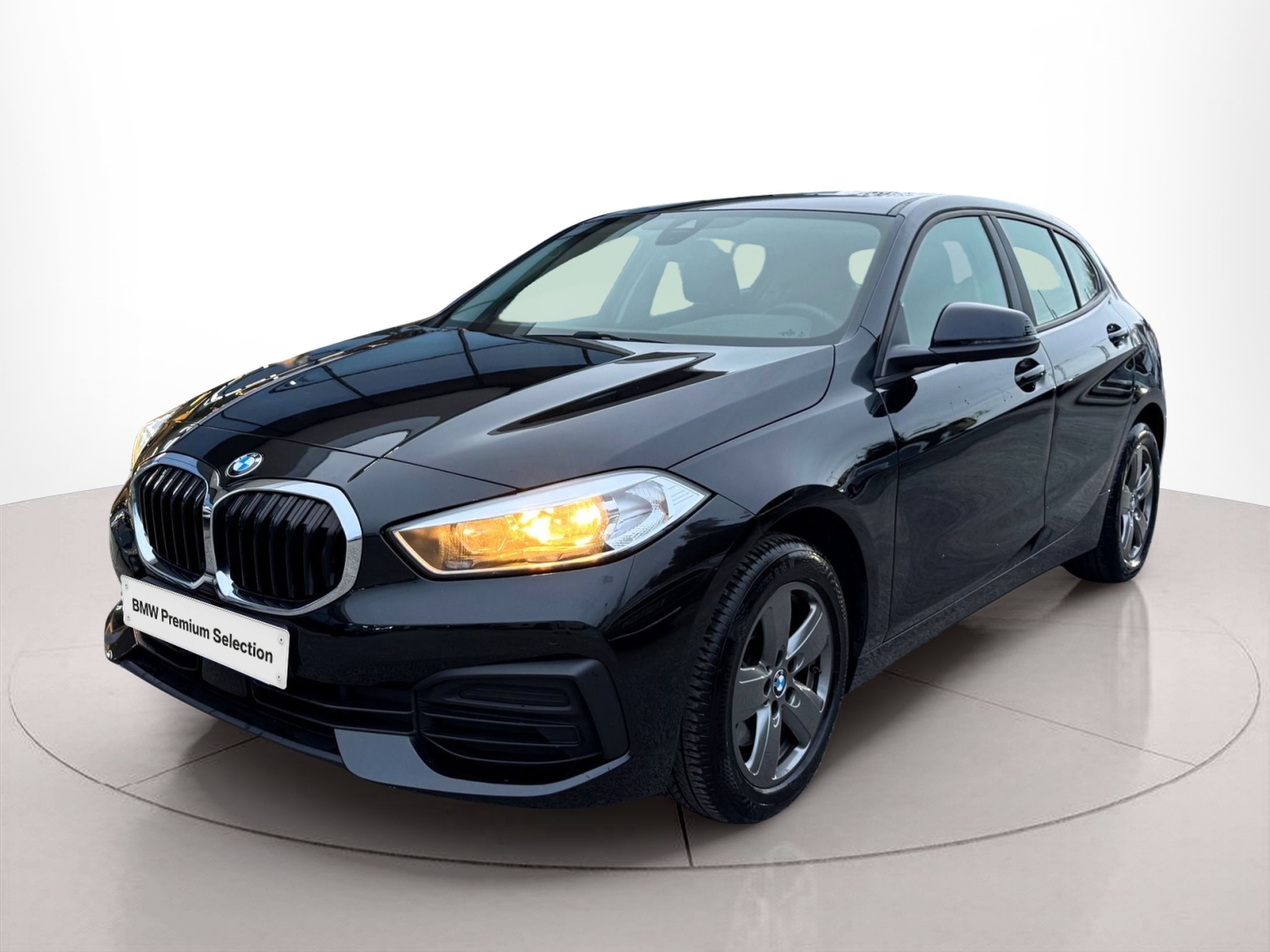 Fotos de BMW Série 1 116d color Negro. Año 2020. 85KW(116CV). Diesel. En concesionario Santogal Oeiras de Oeiras