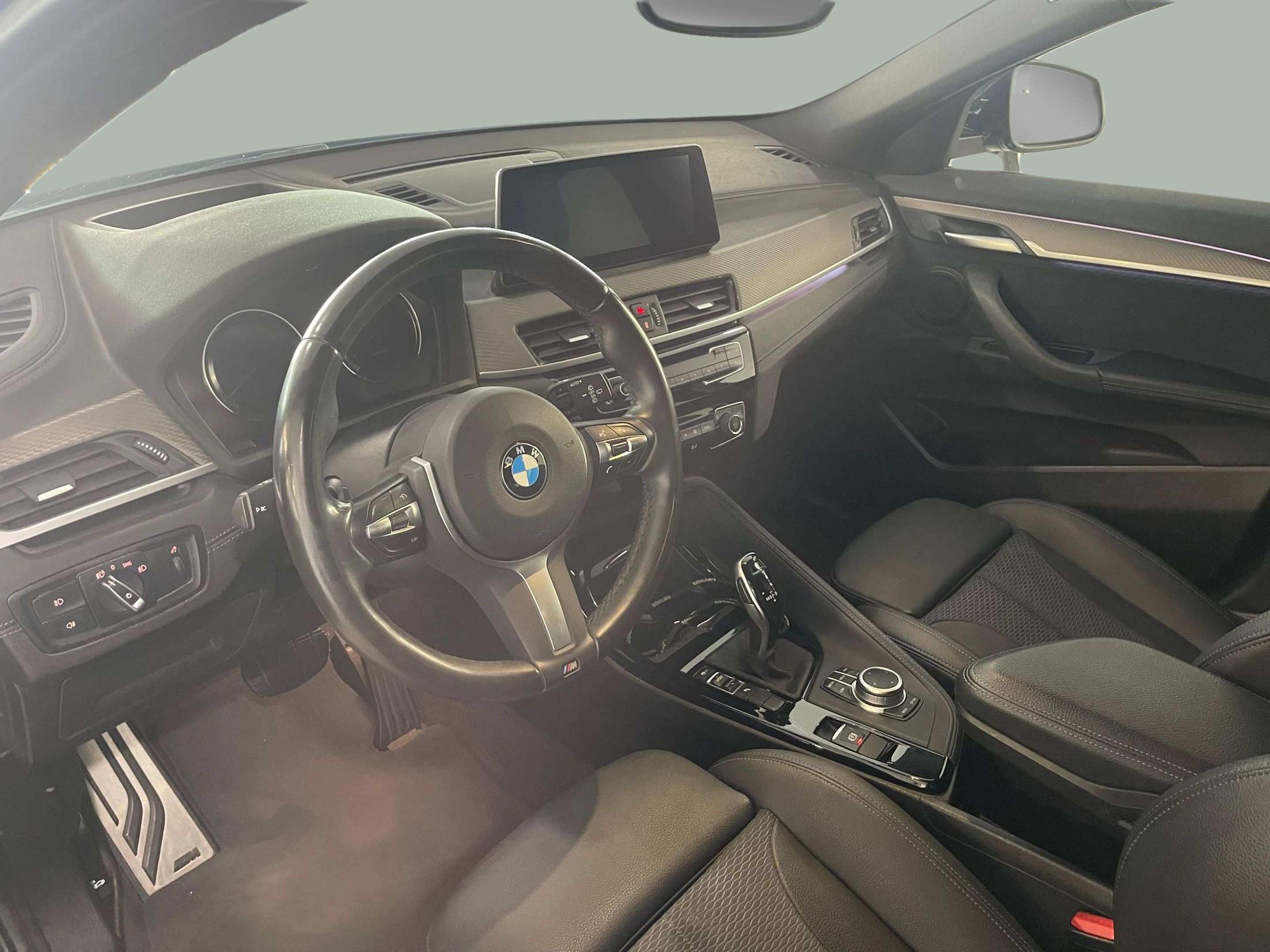 BMW X2 sDrive16d color Negro. Año 2020. 85KW(116CV). Diesel. En concesionario Santogal Carnaxide de Oeiras