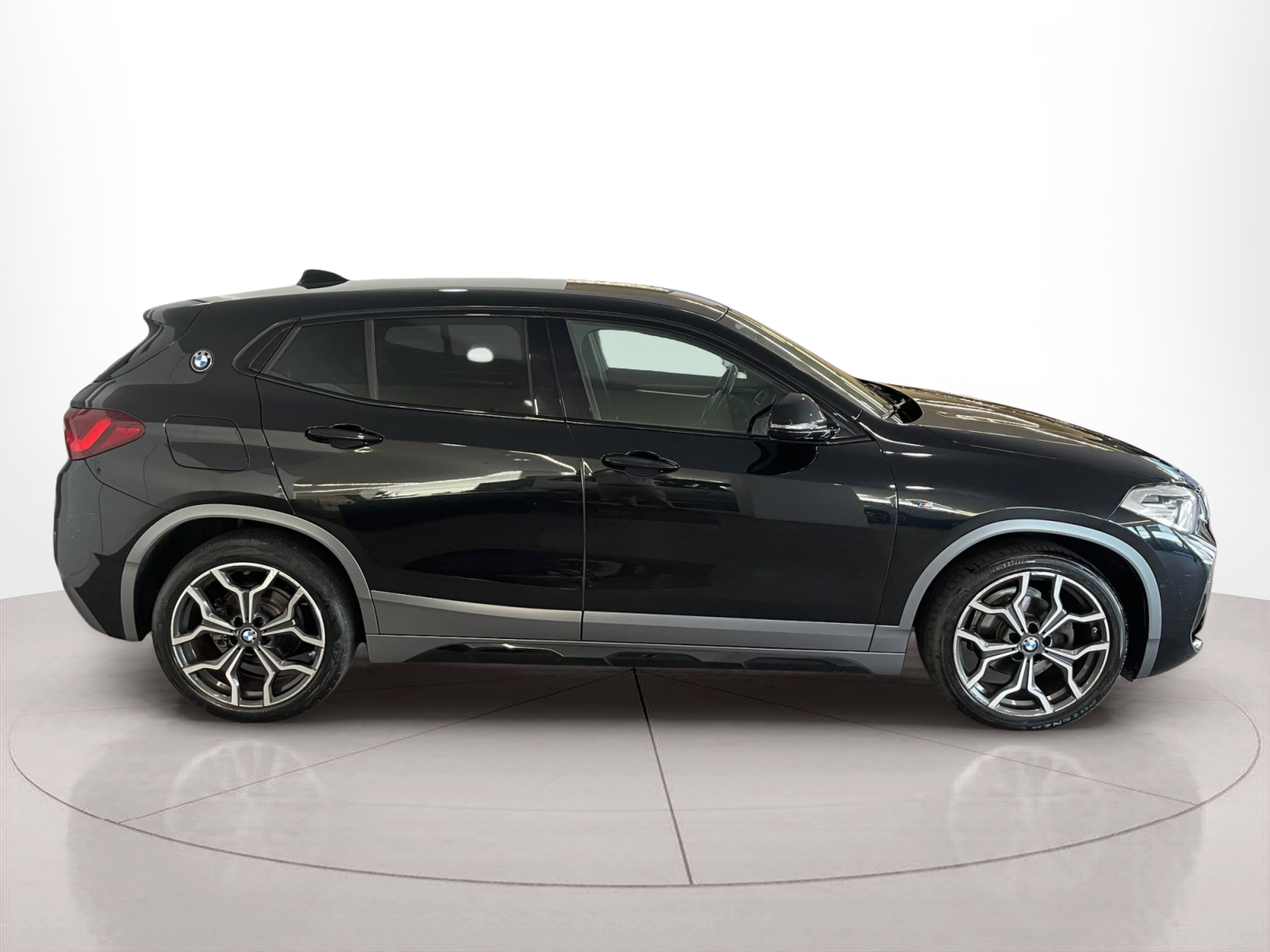 Fotos de BMW X2 sDrive16d color Negro. Año 2020. 85KW(116CV). Diesel. En concesionario Santogal Carnaxide de Oeiras