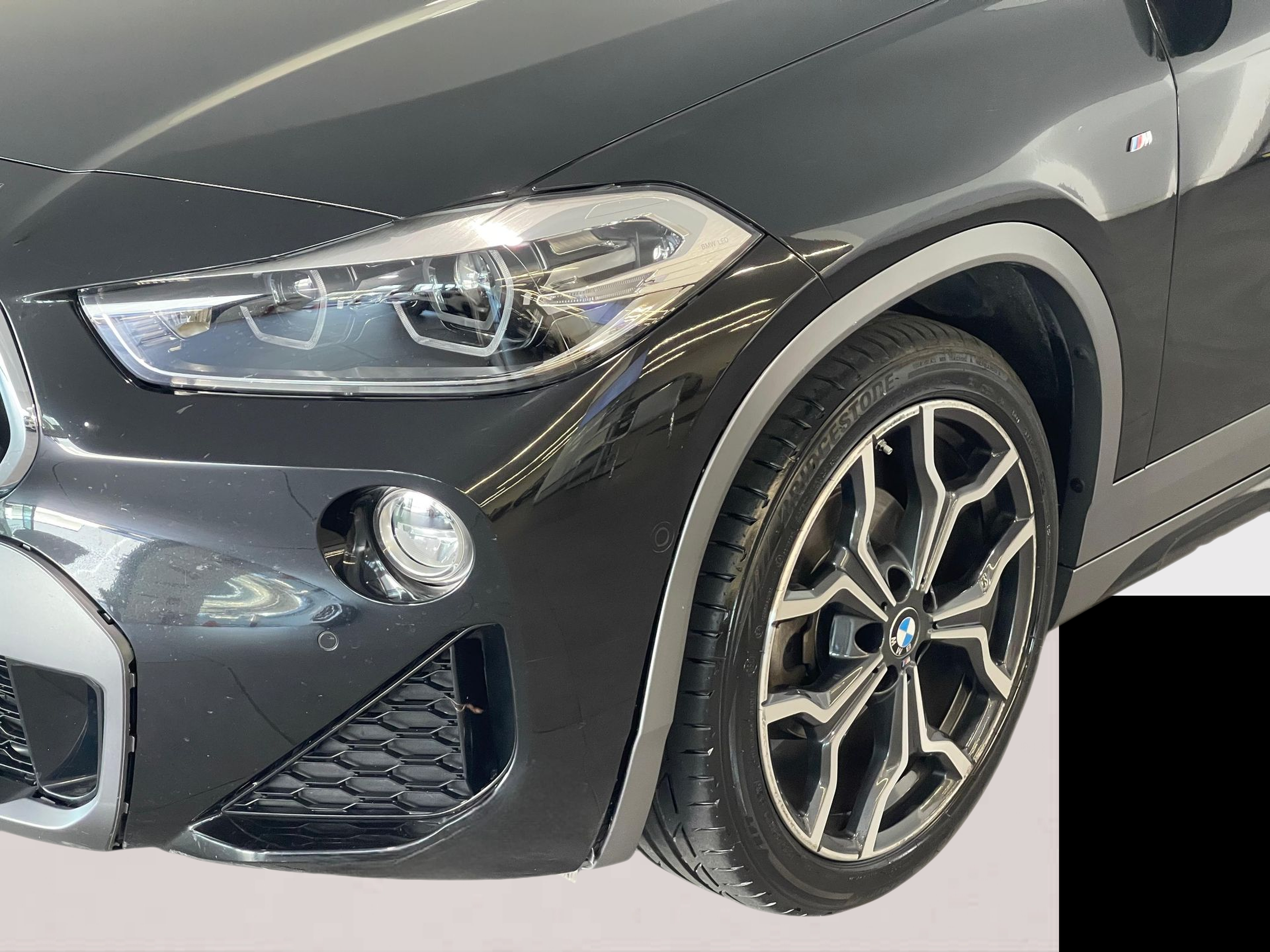 BMW X2 sDrive16d color Negro. Año 2020. 85KW(116CV). Diesel. En concesionario Santogal Carnaxide de Oeiras