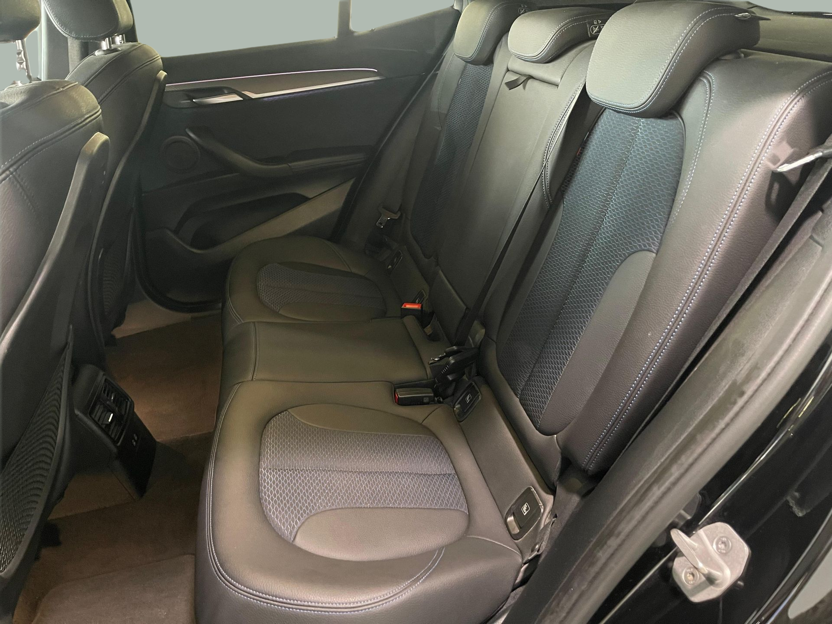 BMW X2 sDrive16d color Negro. Año 2020. 85KW(116CV). Diesel. En concesionario Santogal Carnaxide de Oeiras