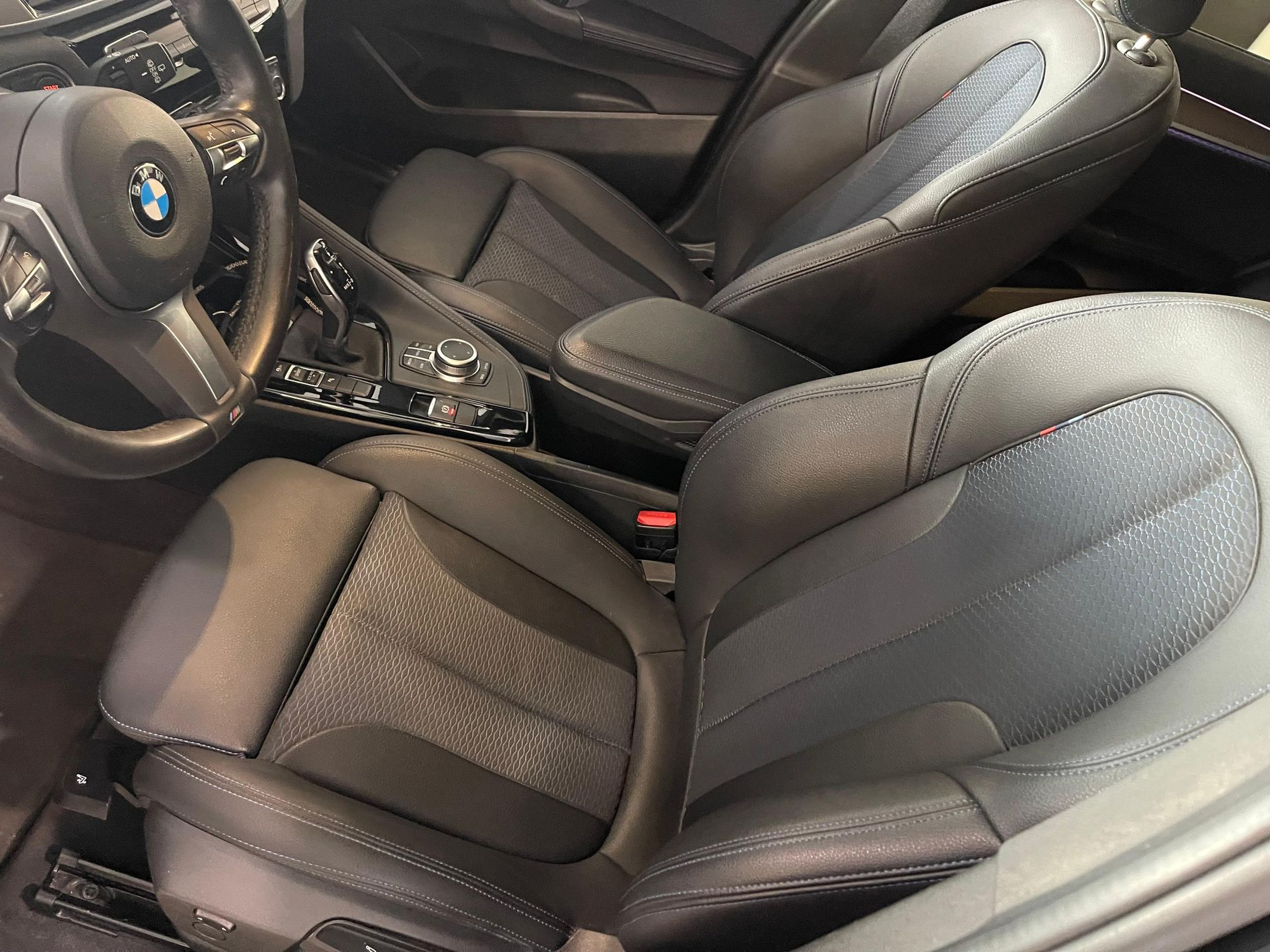 BMW X2 sDrive16d color Negro. Año 2020. 85KW(116CV). Diesel. En concesionario Santogal Carnaxide de Oeiras