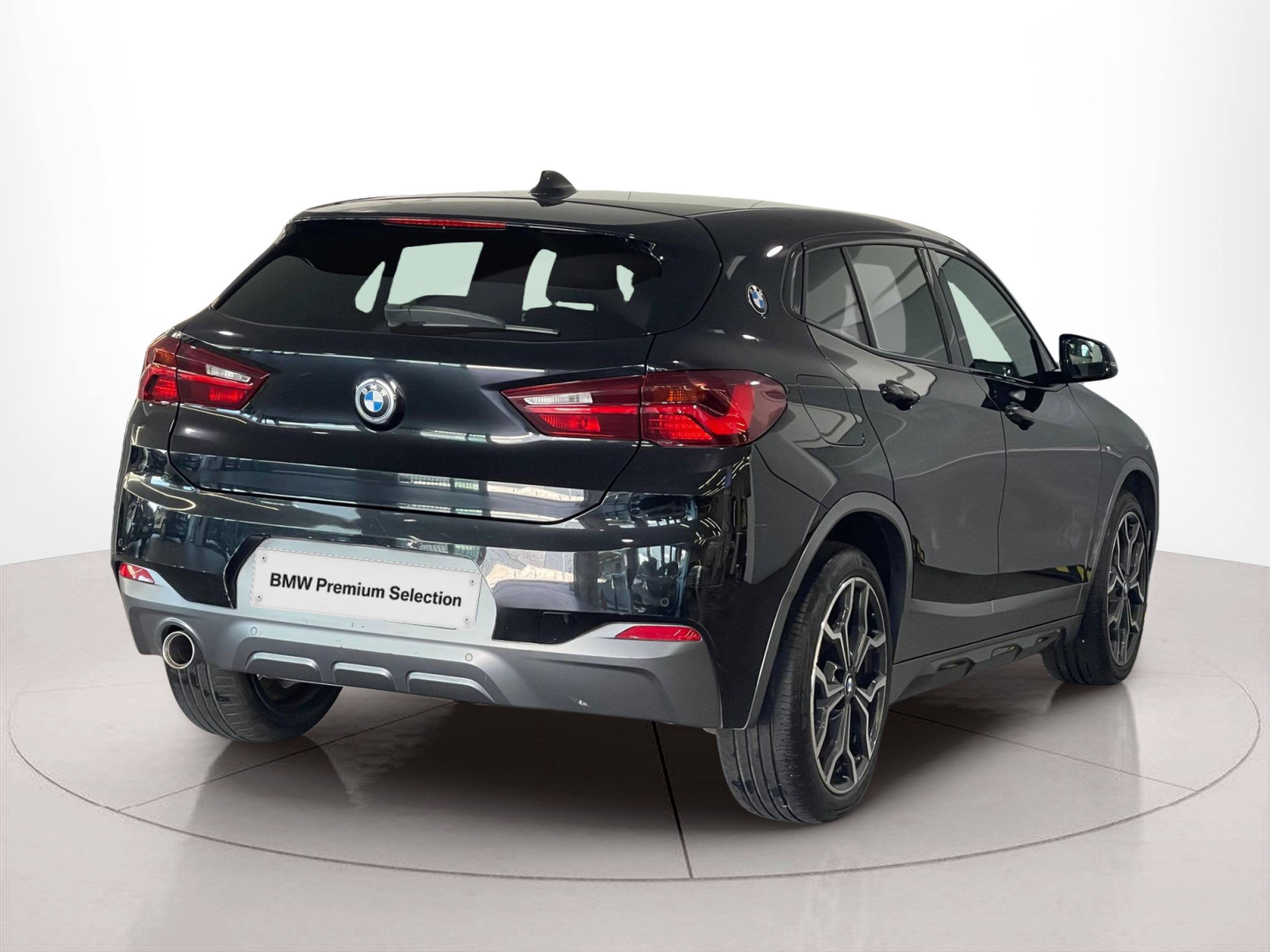 BMW X2 sDrive16d color Negro. Año 2020. 85KW(116CV). Diesel. En concesionario Santogal Carnaxide de Oeiras