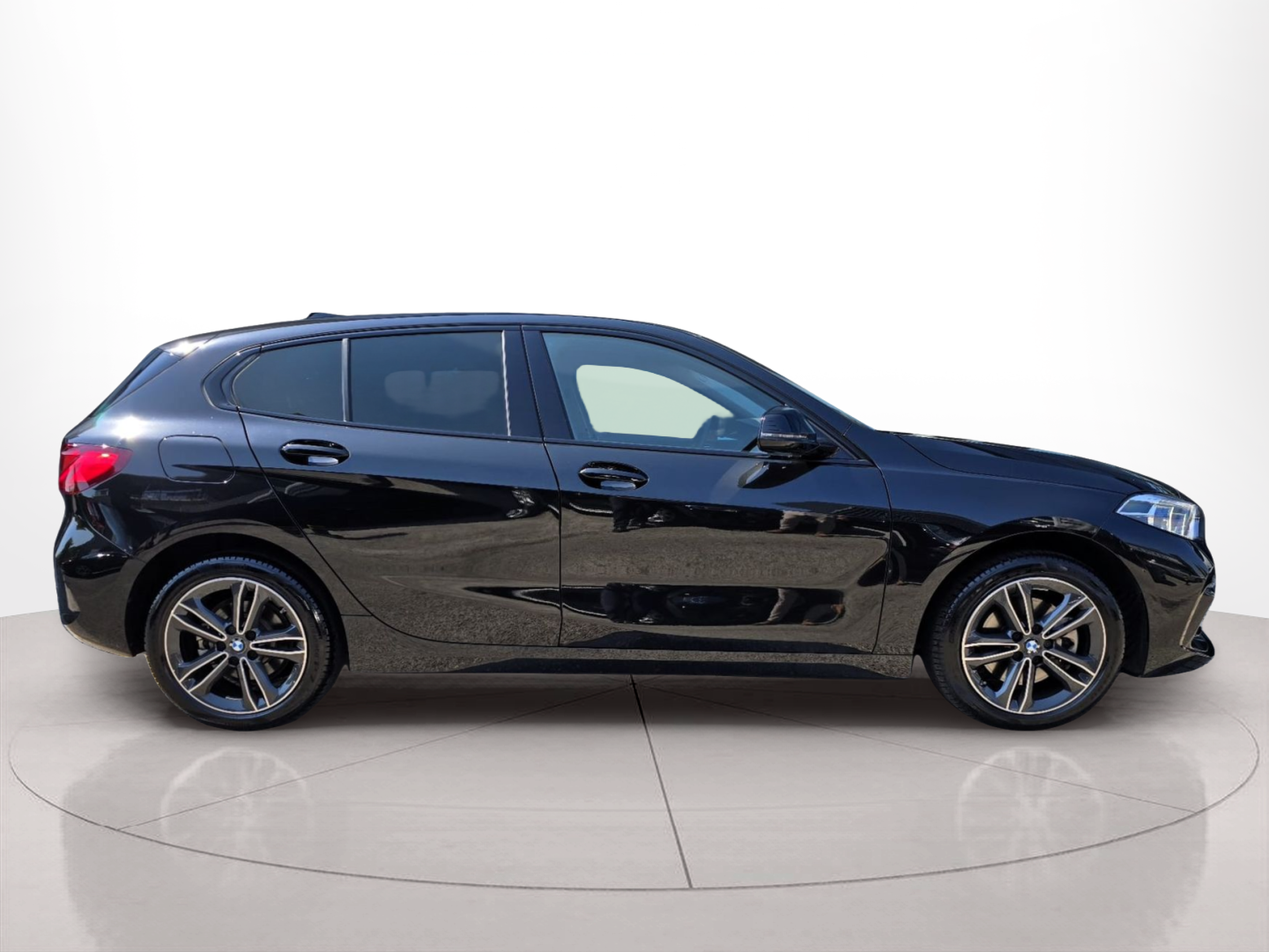 BMW Série 1 116d color Negro. Año 2024. 85KW(116CV). Diesel. En concesionario Santogal Oeiras de Oeiras