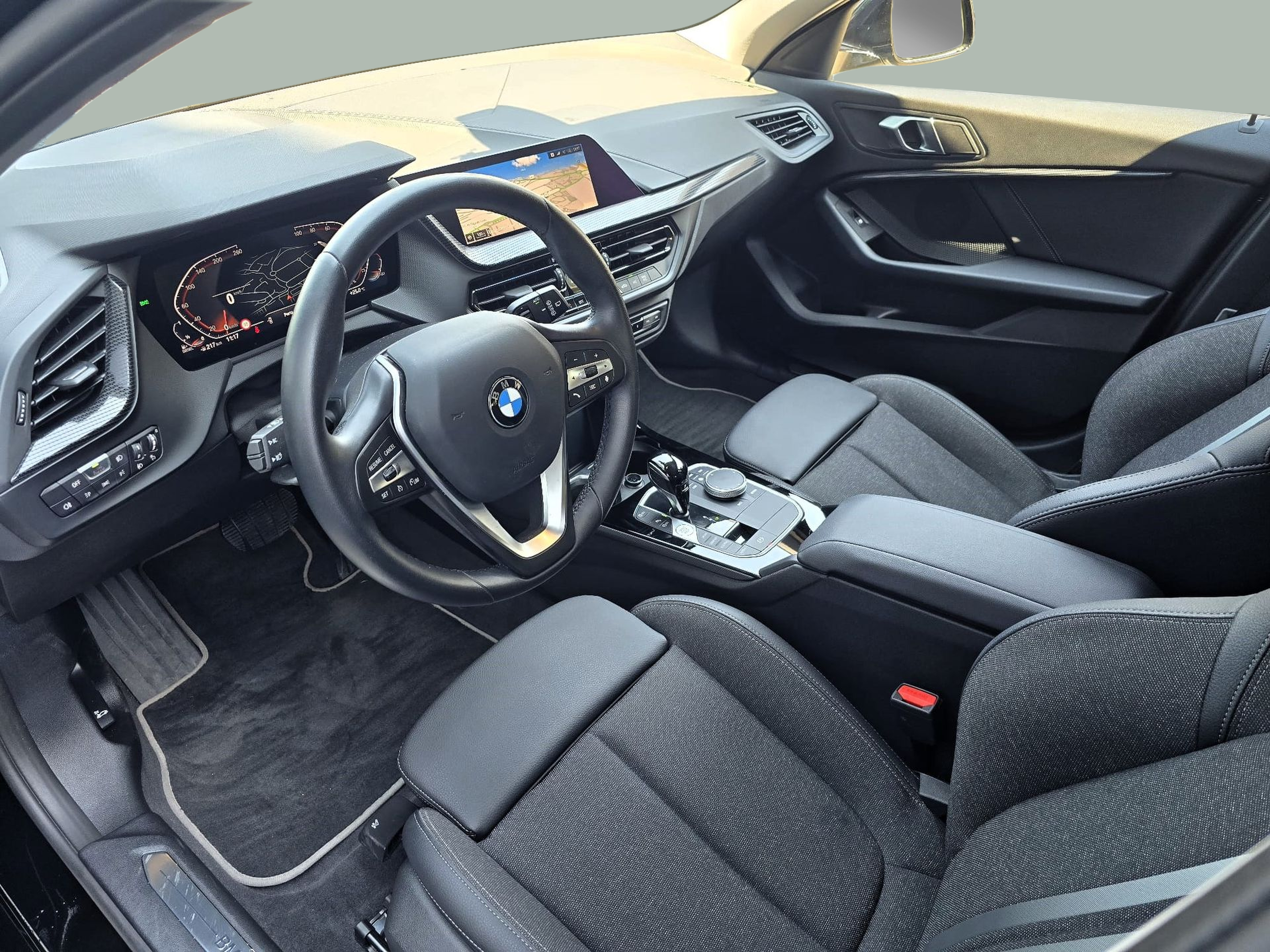 BMW Série 1 116d color Negro. Año 2024. 85KW(116CV). Diesel. En concesionario Santogal Oeiras de Oeiras