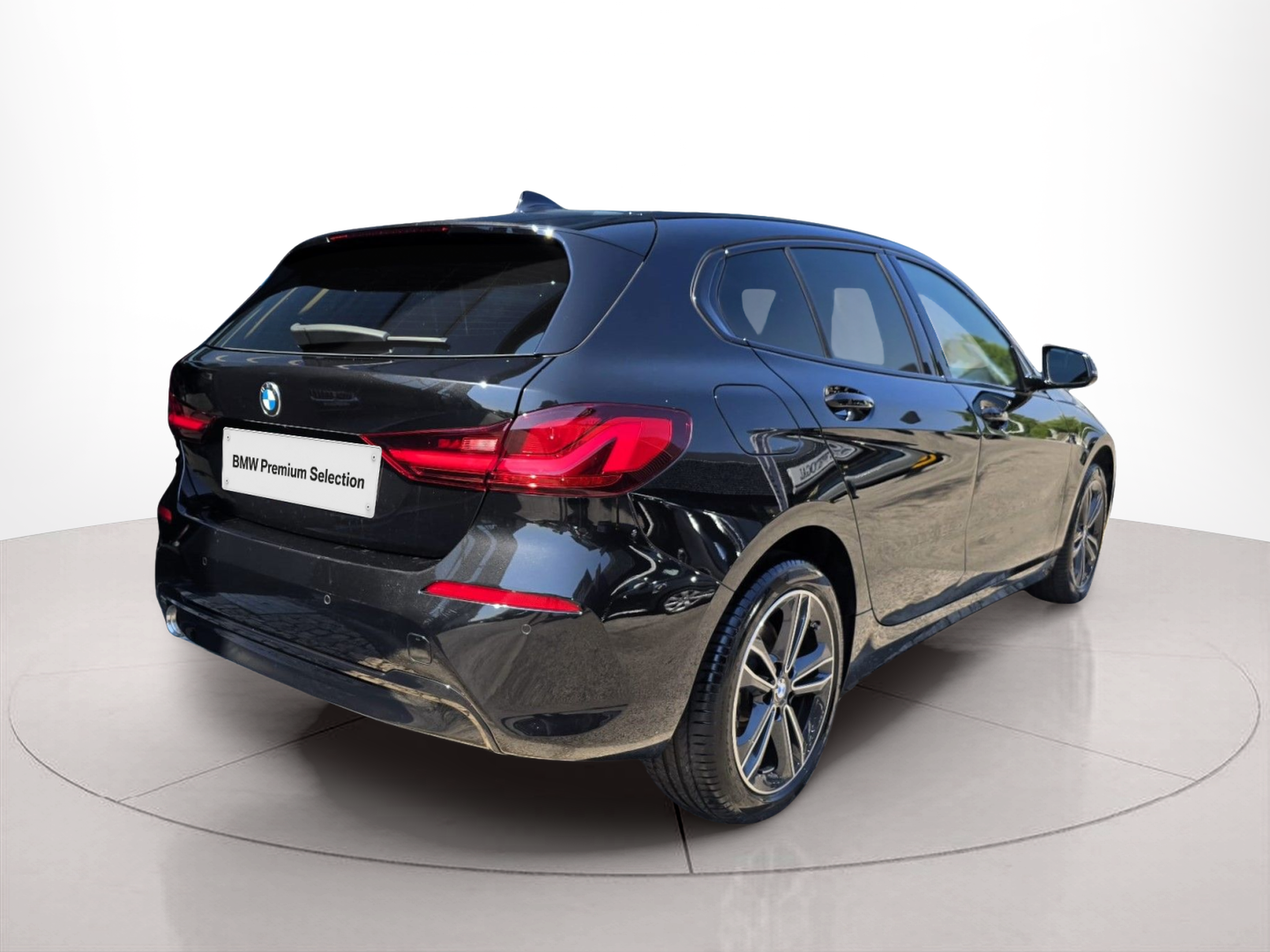 BMW Série 1 116d color Negro. Año 2024. 85KW(116CV). Diesel. En concesionario Santogal Oeiras de Oeiras