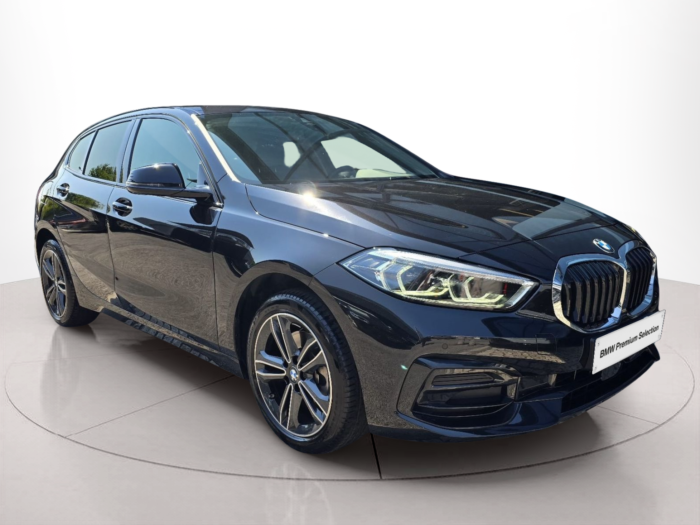 Fotos de BMW Série 1 116d color Negro. Año 2024. 85KW(116CV). Diesel. En concesionario Santogal Oeiras de Oeiras