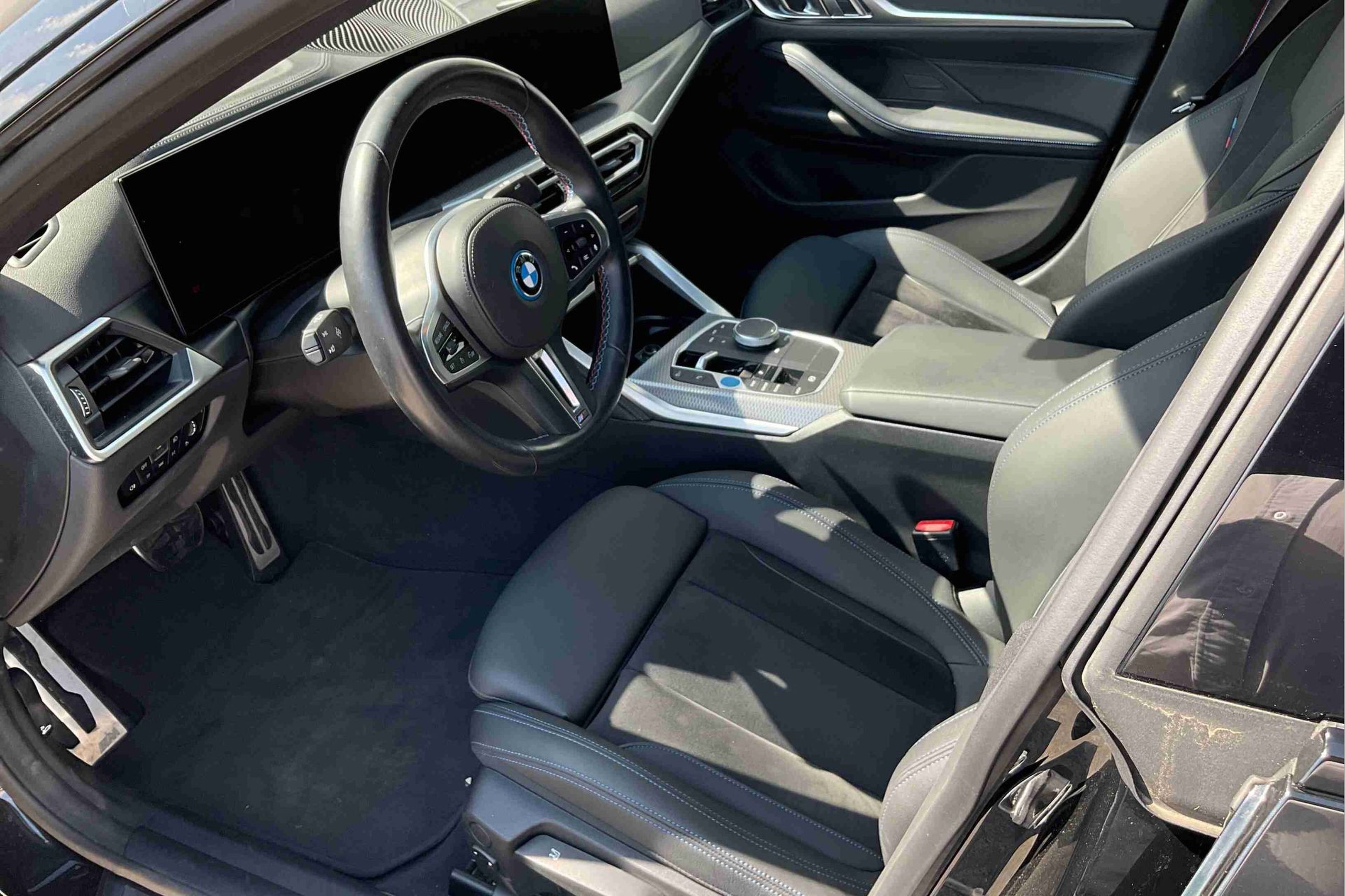 BMW i4 i4 M50 color Negro. Año 2023. 400KW(544CV). Elétrico. En concesionario Santogal Setúbal de Setúbal
