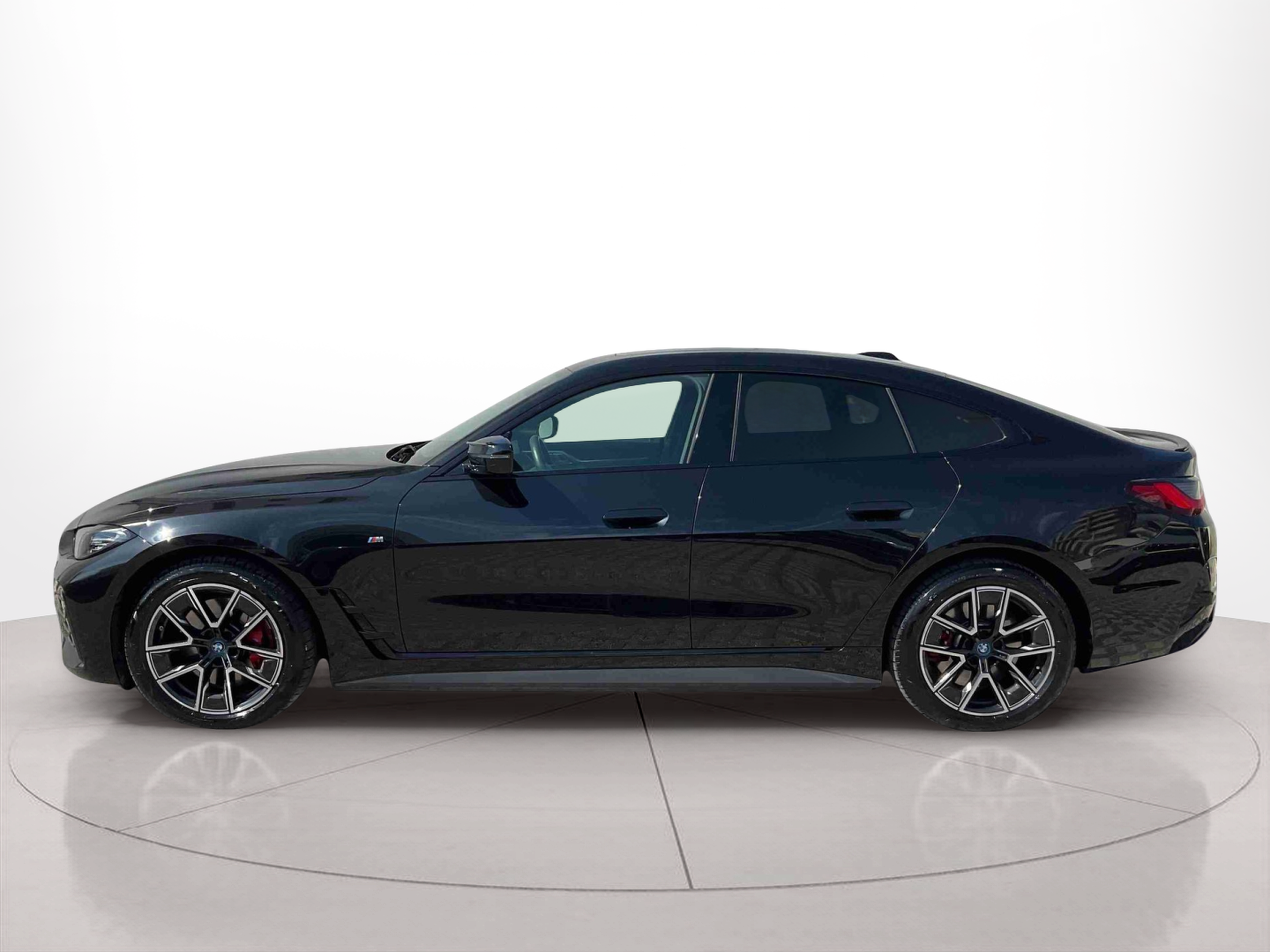 Fotos de BMW i4 i4 M50 color Negro. Año 2023. 400KW(544CV). Elétrico. En concesionario Santogal Setúbal de Setúbal