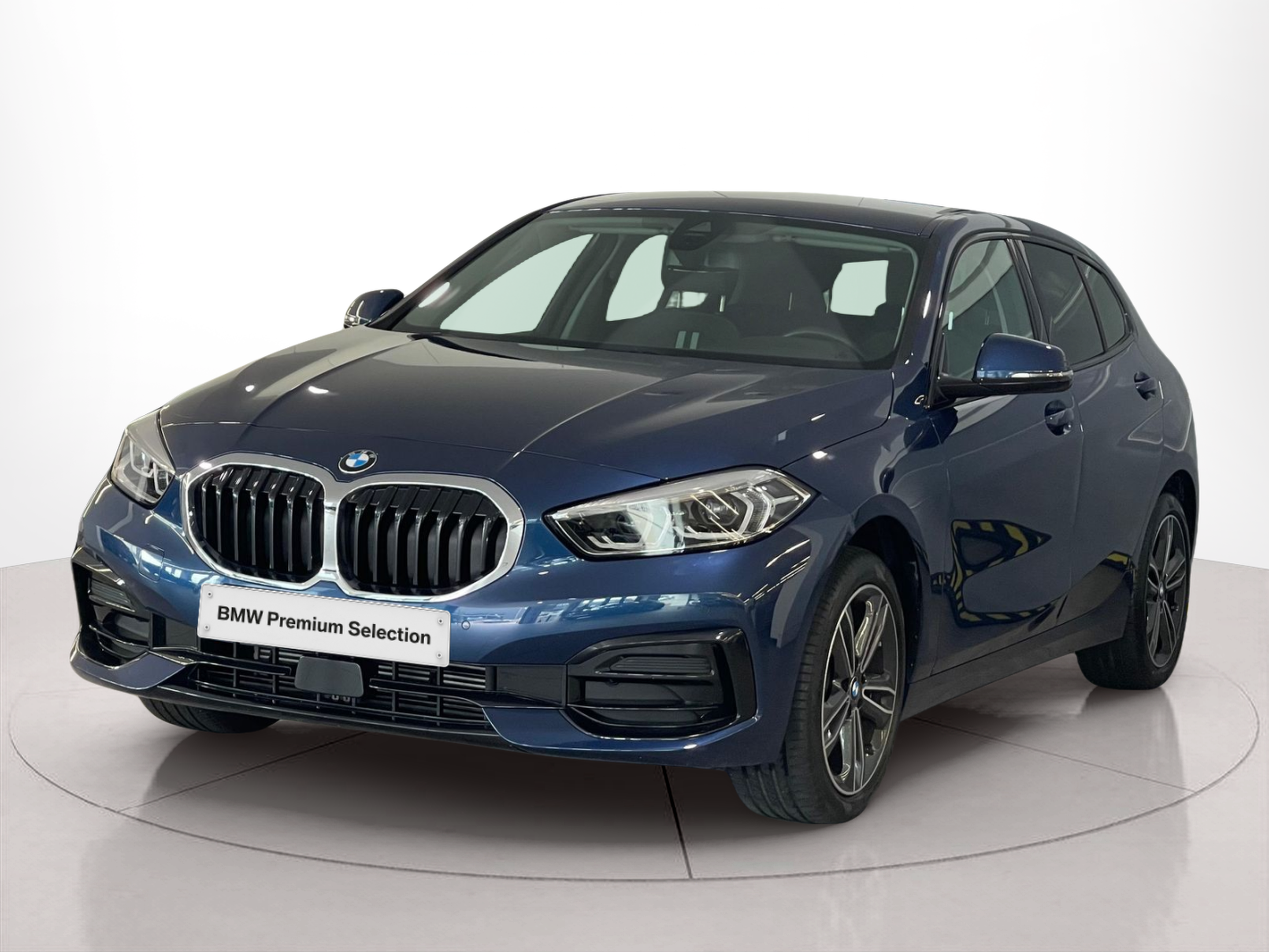 Fotos de BMW Série 1 116d color Azul. Año 2024. 85KW(116CV). Diesel. En concesionario Santogal Carnaxide de Oeiras