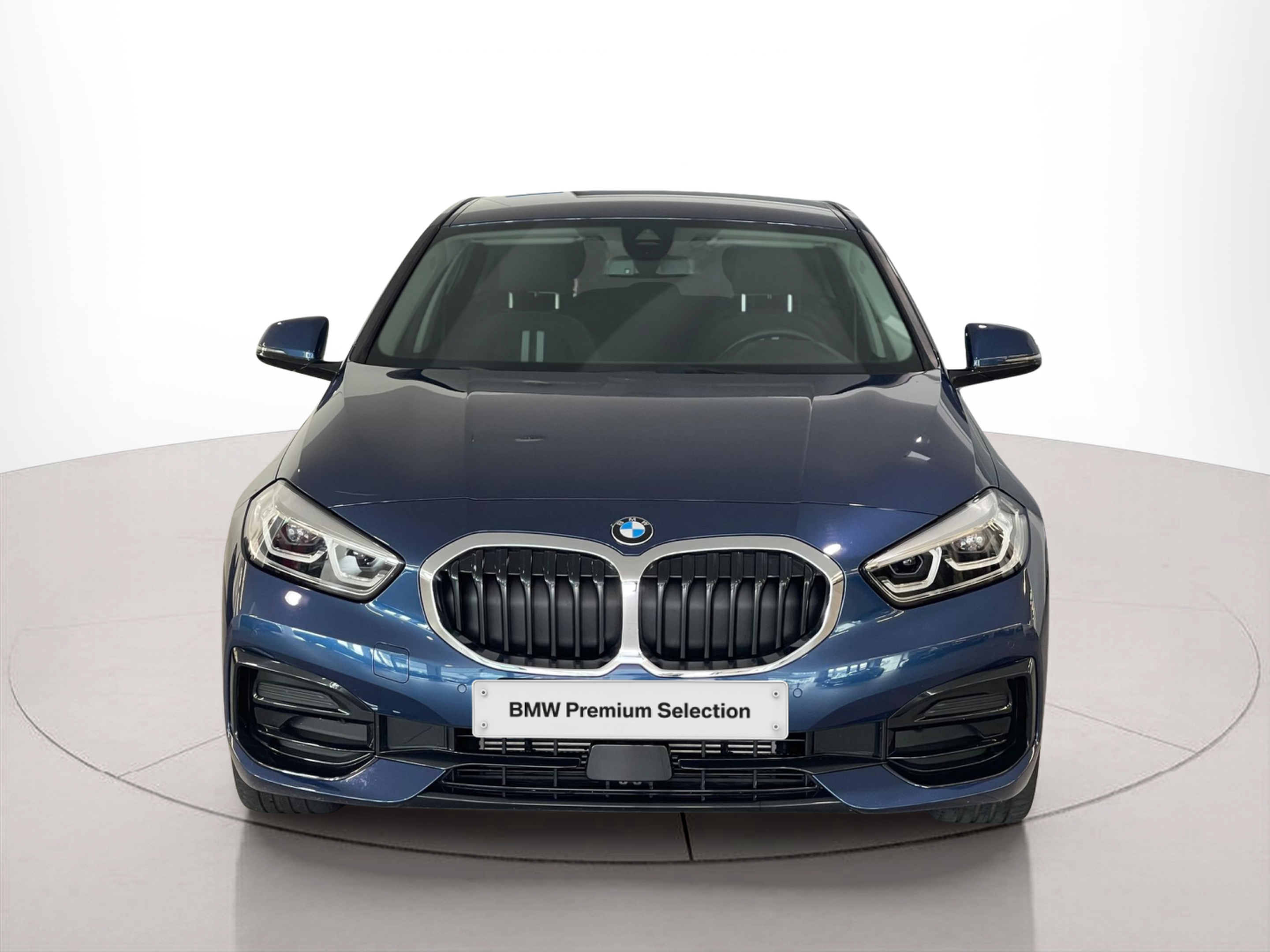 Fotos de BMW Série 1 116d color Azul. Año 2024. 85KW(116CV). Diesel. En concesionario Santogal Carnaxide de Oeiras
