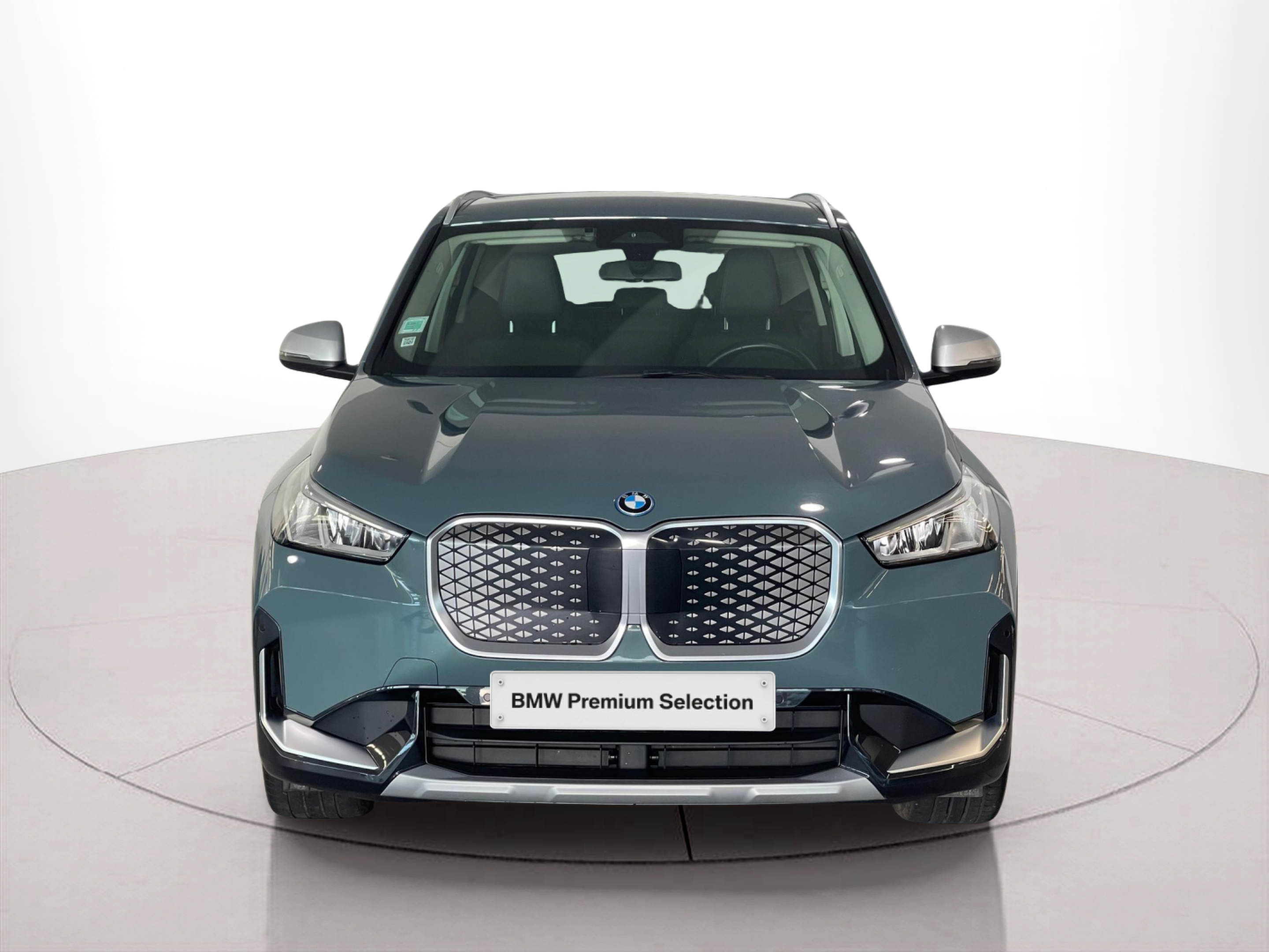 Fotos de BMW iX1 eDrive20 color Verde. Año 2024. 150KW(204CV). Elétrico. En concesionario Santogal Carnaxide de Oeiras