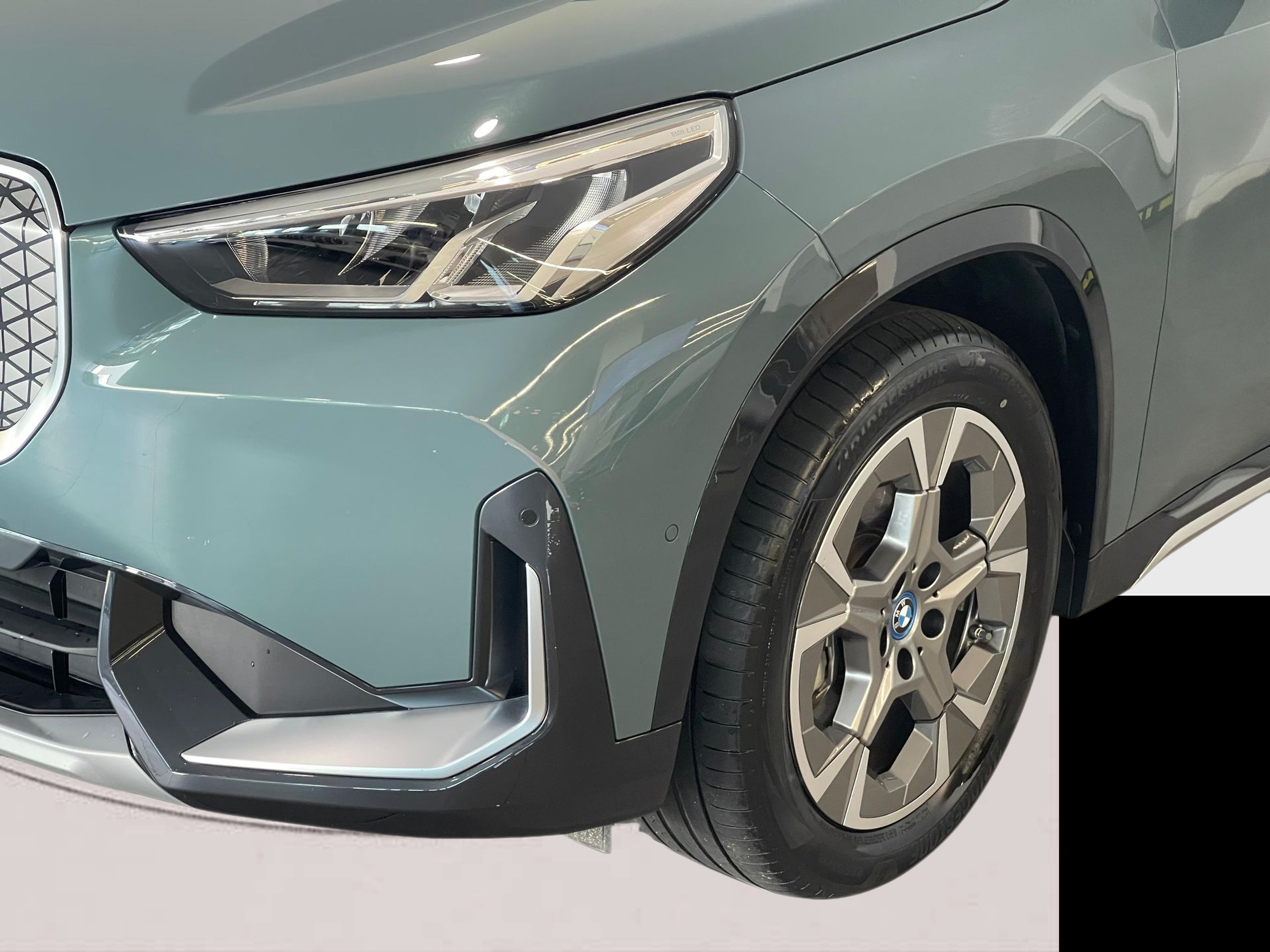 BMW iX1 eDrive20 color Verde. Año 2024. 150KW(204CV). Elétrico. En concesionario Santogal Carnaxide de Oeiras