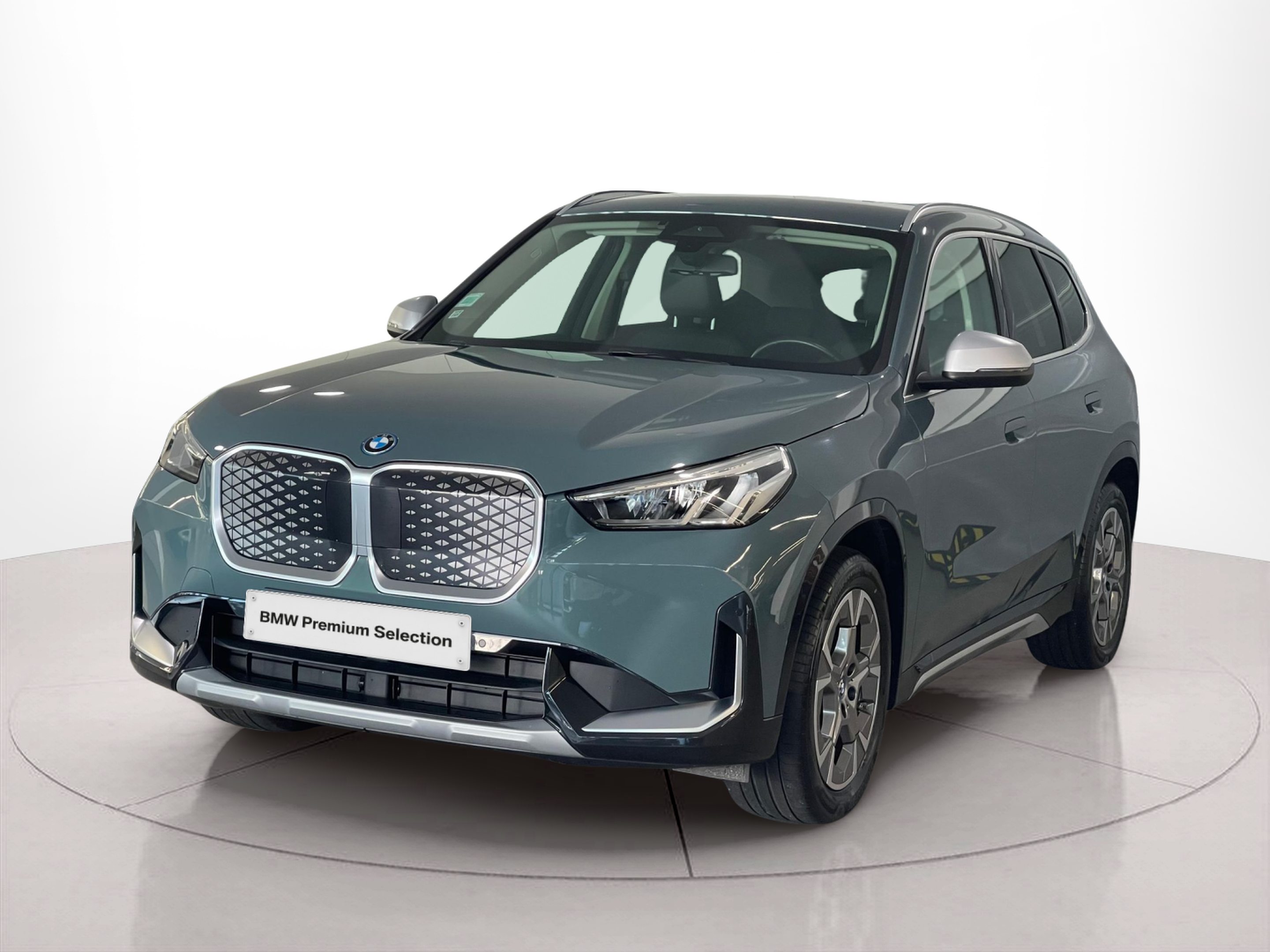 Fotos de BMW iX1 eDrive20 color Verde. Año 2024. 150KW(204CV). Elétrico. En concesionario Santogal Carnaxide de Oeiras