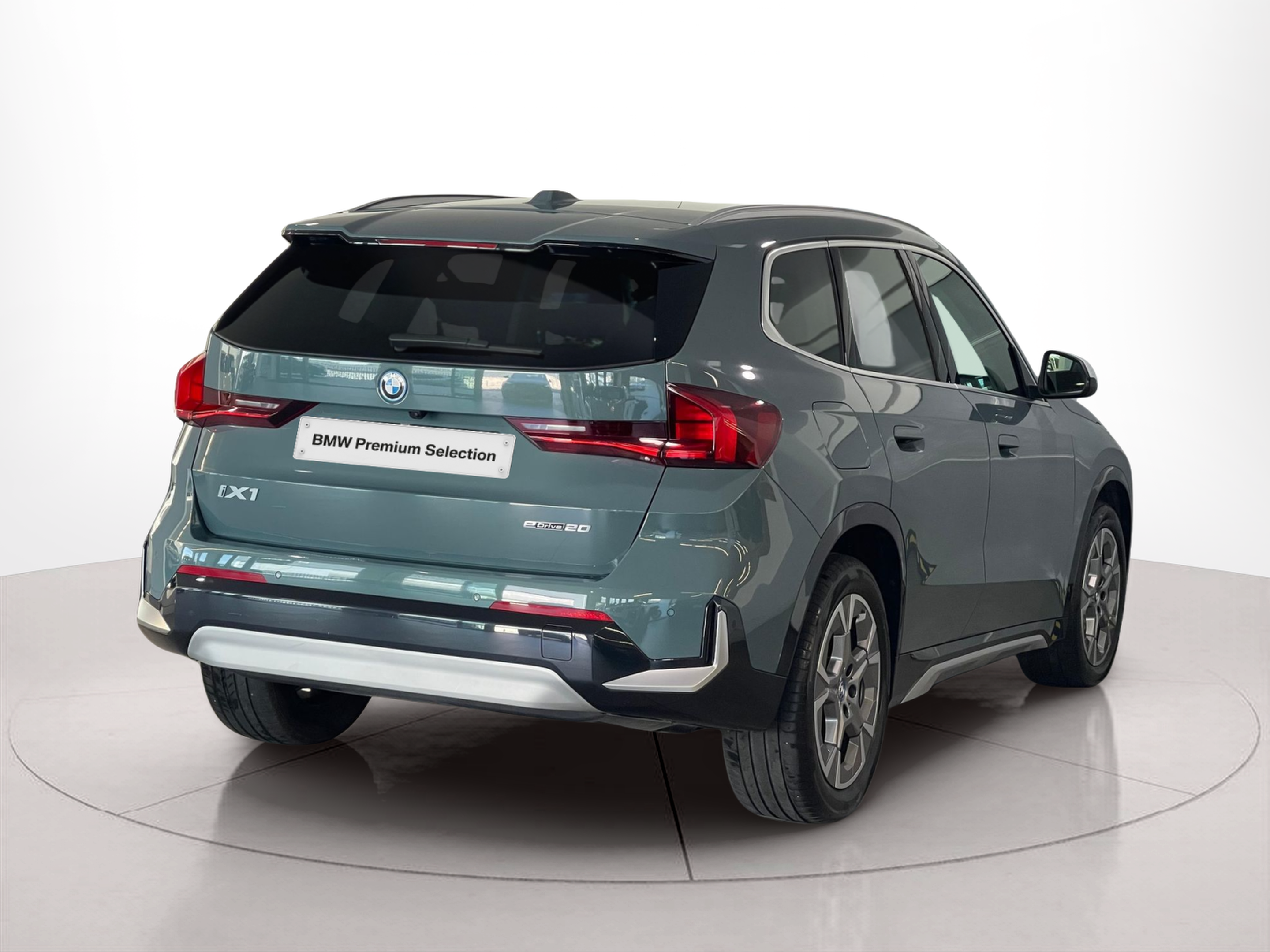 BMW iX1 eDrive20 color Verde. Año 2024. 150KW(204CV). Elétrico. En concesionario Santogal Carnaxide de Oeiras