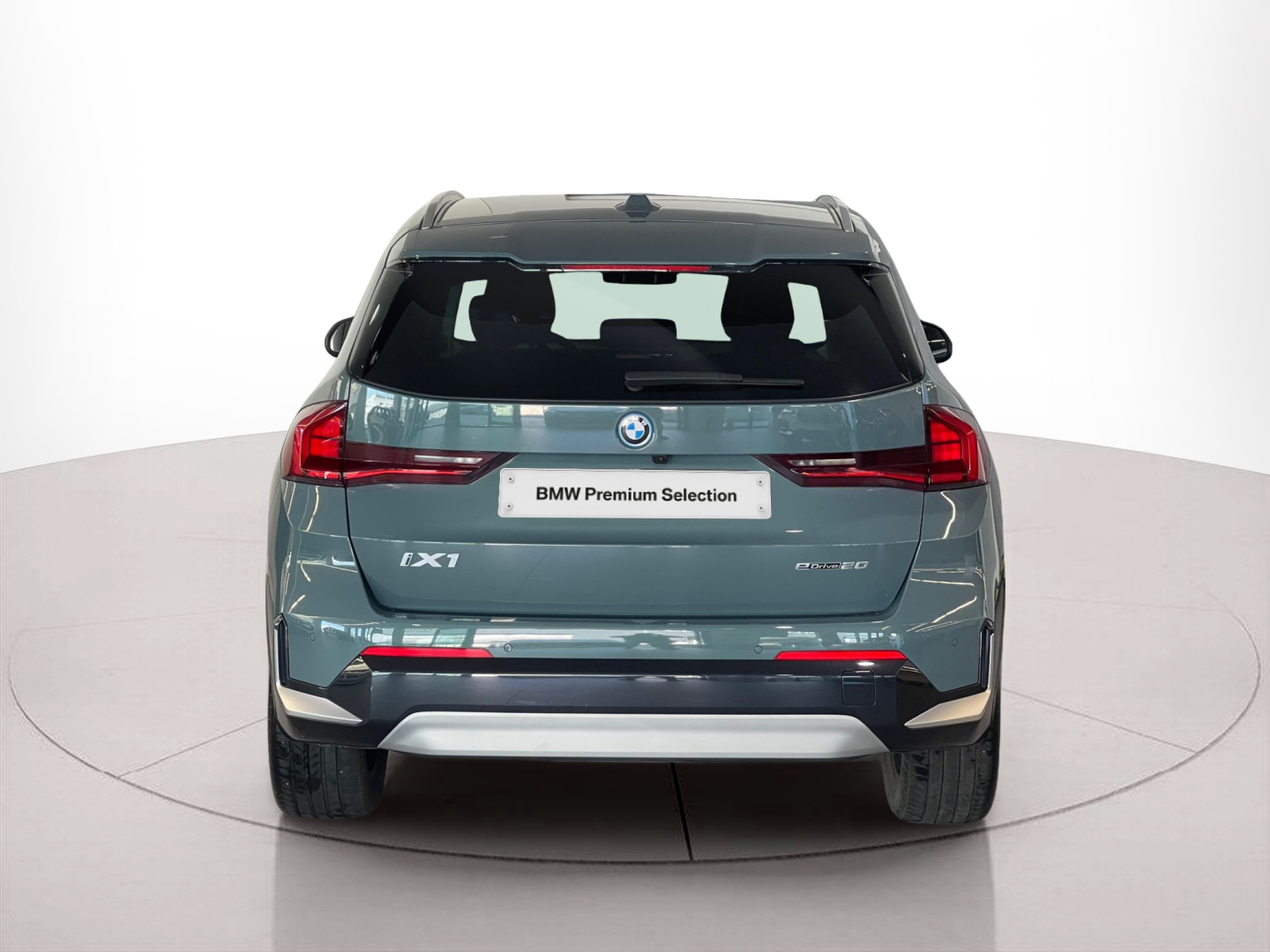 BMW iX1 eDrive20 color Verde. Año 2024. 150KW(204CV). Elétrico. En concesionario Santogal Carnaxide de Oeiras