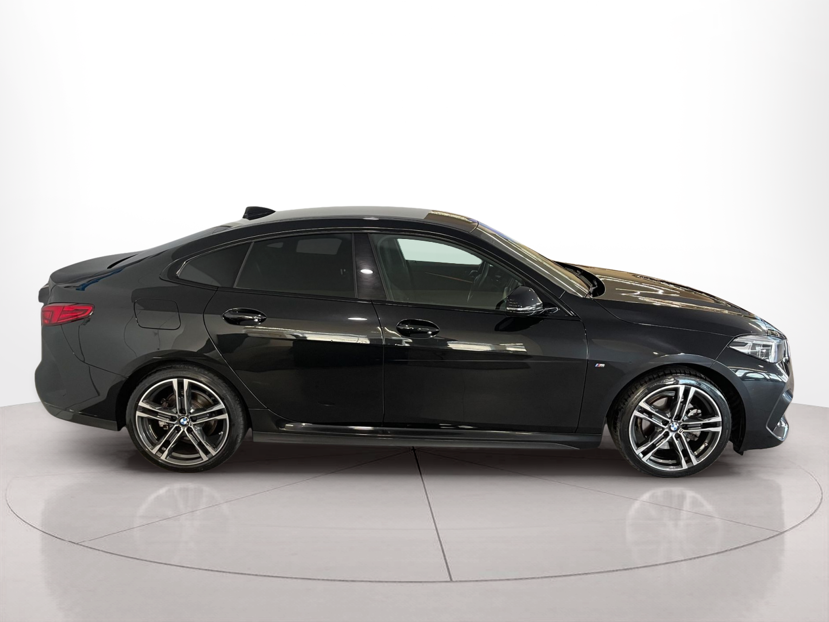 Fotos de BMW Série 2 216d Gran Coupe color Negro. Año 2024. 85KW(116CV). Diesel. En concesionario Santogal Carnaxide de Oeiras