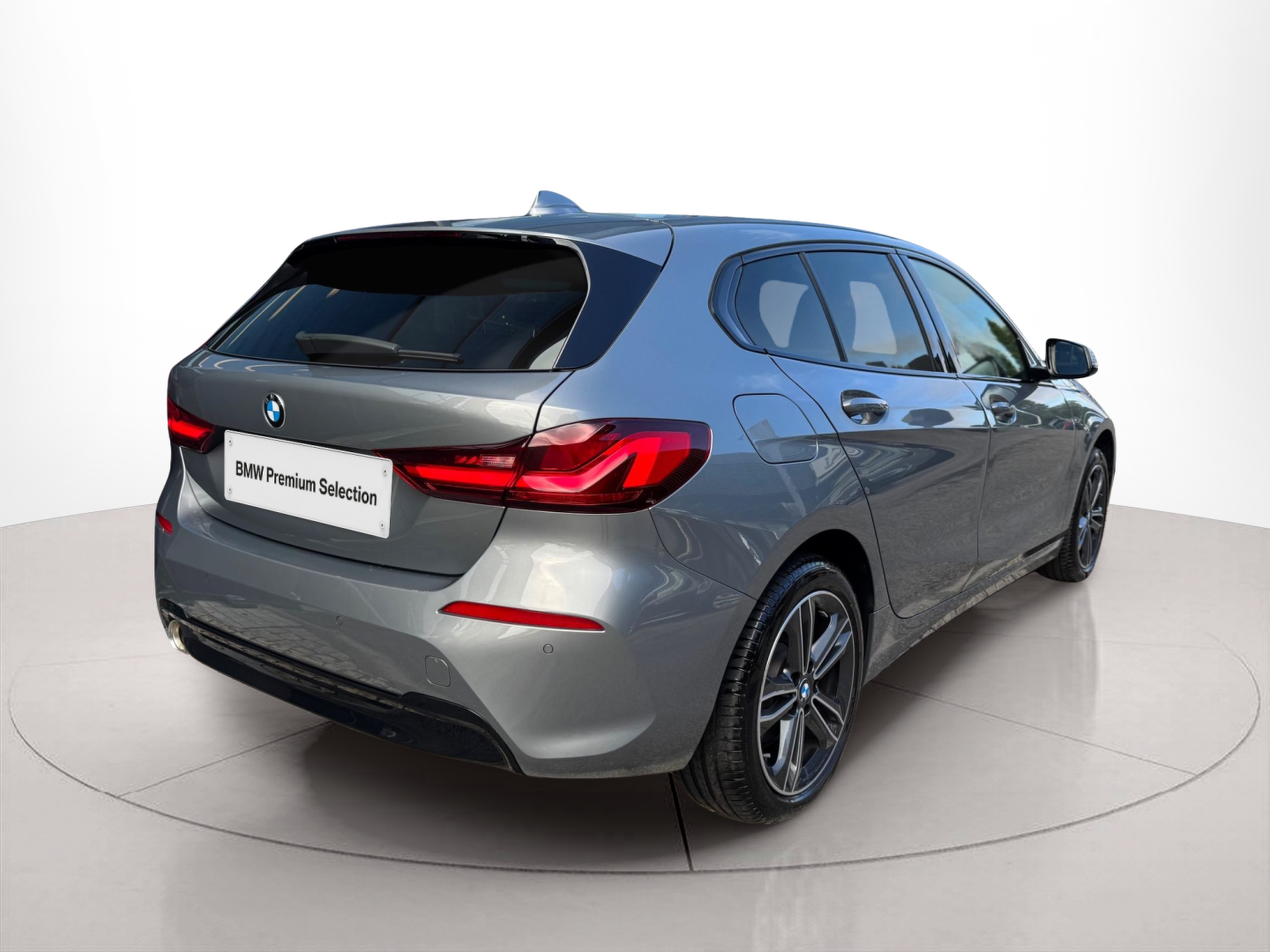 BMW Série 1 116d color Gris. Año 2024. 85KW(116CV). Diesel. En concesionario Santogal Oeiras de Oeiras