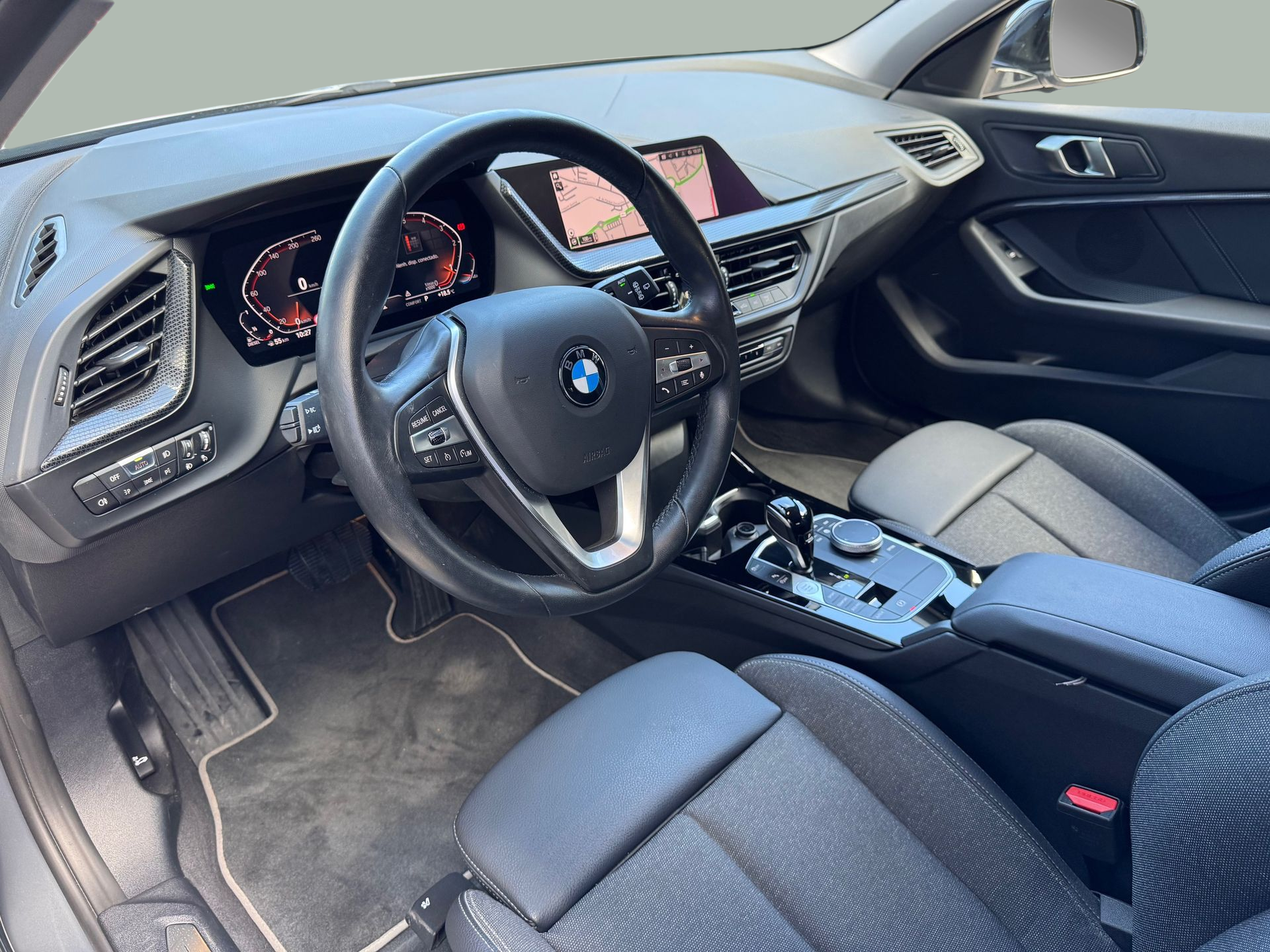 BMW Série 1 116d color Gris. Año 2024. 85KW(116CV). Diesel. En concesionario Santogal Oeiras de Oeiras
