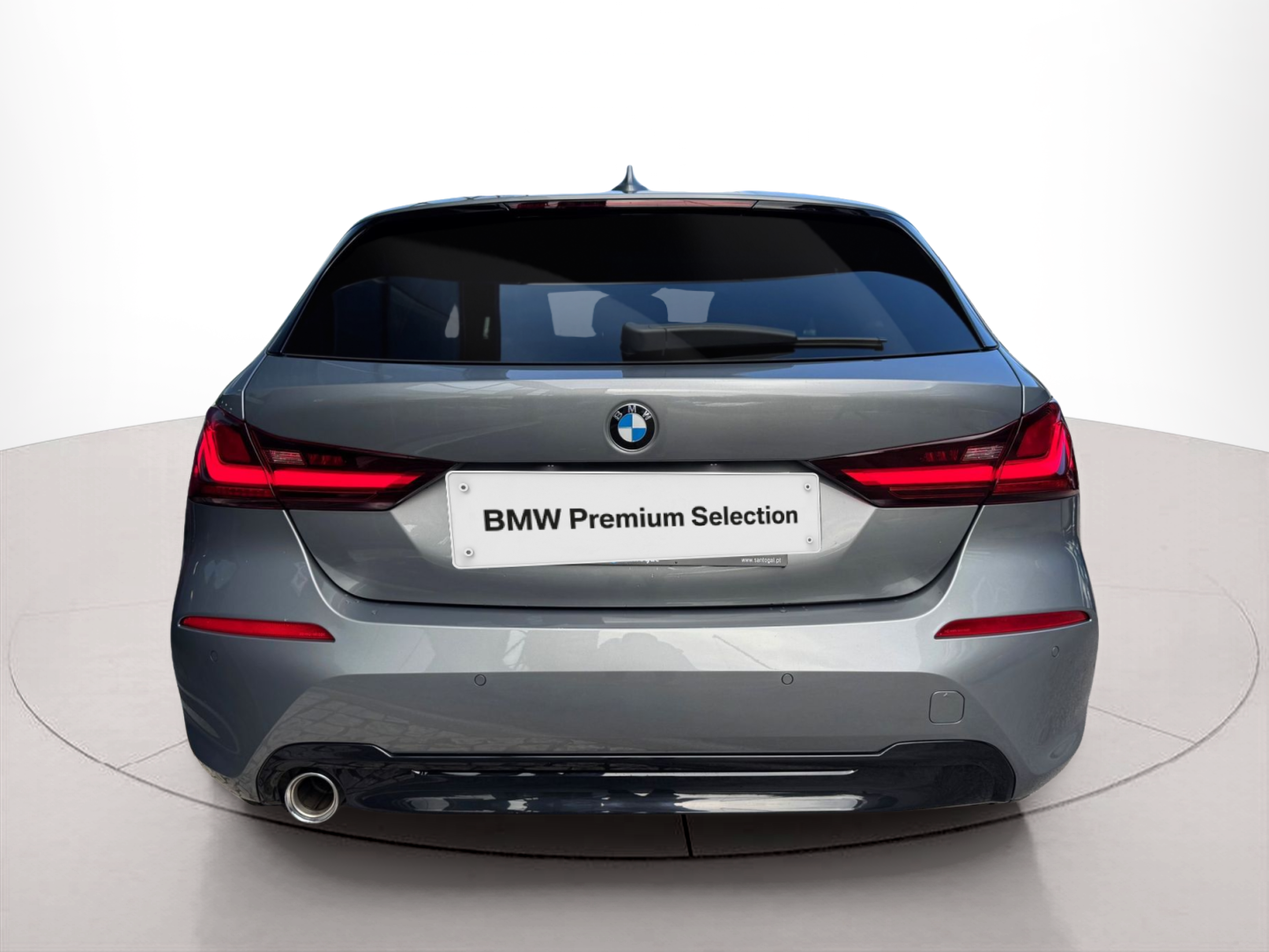 BMW Série 1 116d color Gris. Año 2024. 85KW(116CV). Diesel. En concesionario Santogal Oeiras de Oeiras