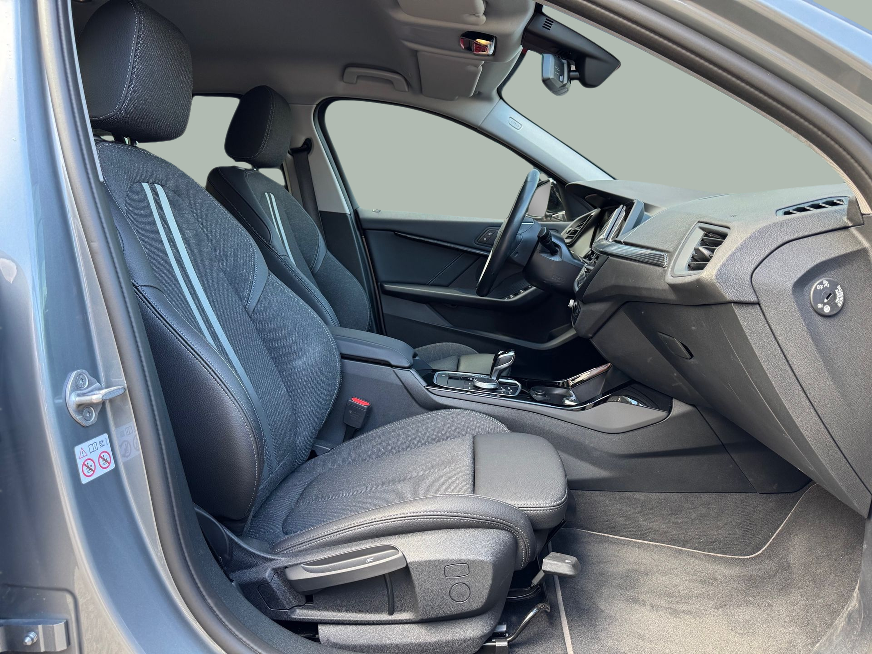 BMW Série 1 116d color Gris. Año 2024. 85KW(116CV). Diesel. En concesionario Santogal Oeiras de Oeiras