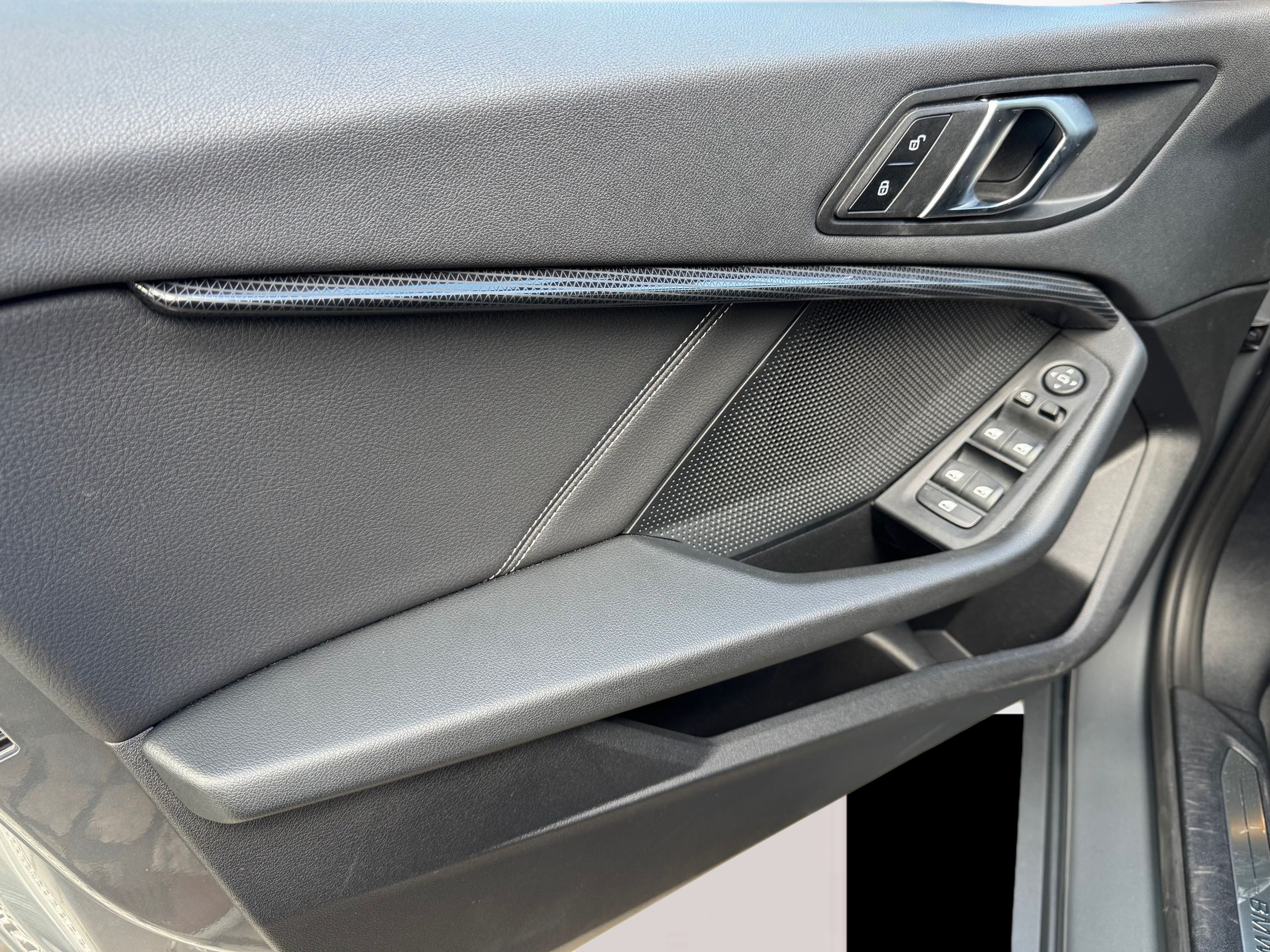 BMW Série 1 116d color Gris. Año 2024. 85KW(116CV). Diesel. En concesionario Santogal Oeiras de Oeiras