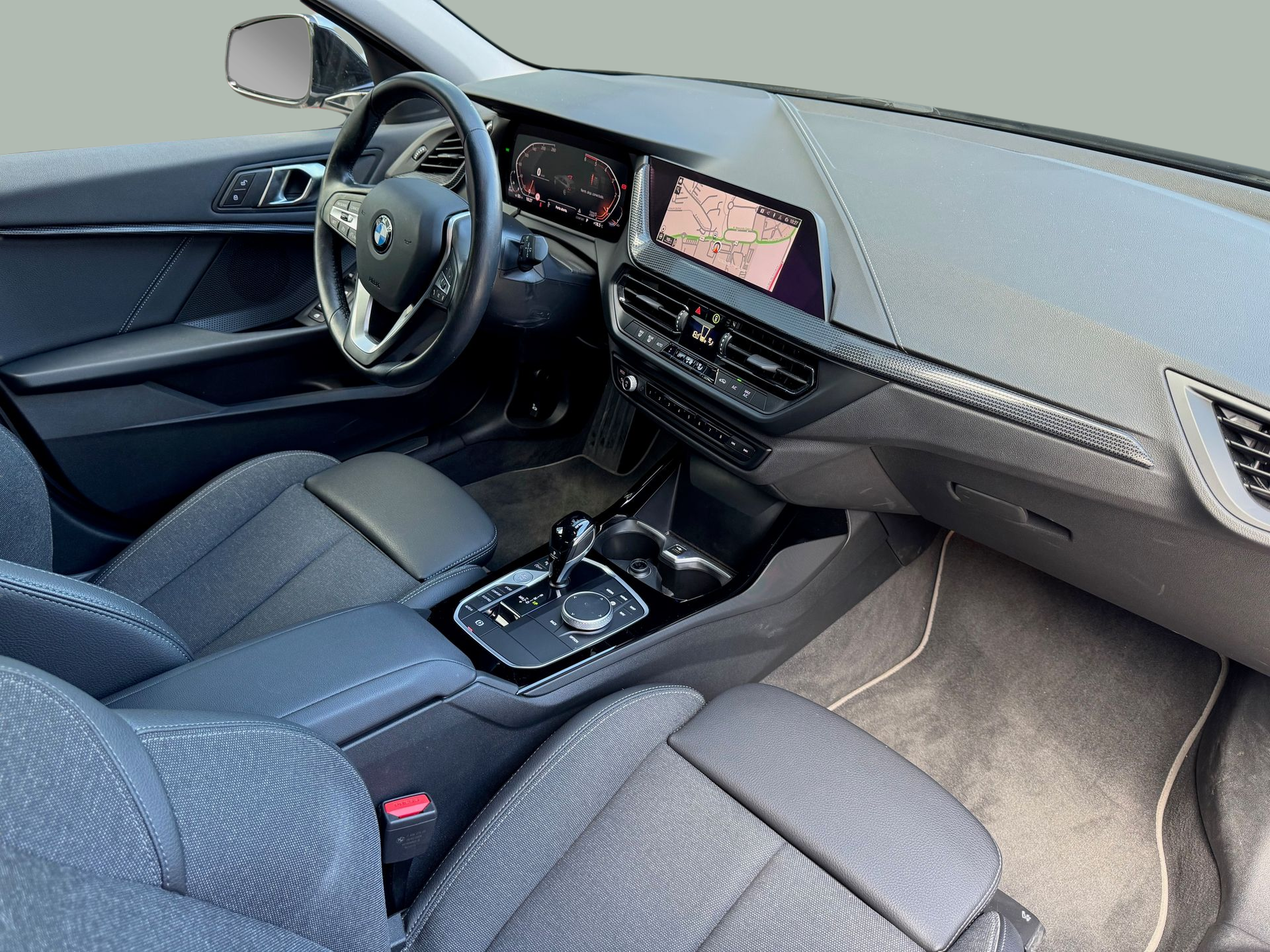 BMW Série 1 116d color Gris. Año 2024. 85KW(116CV). Diesel. En concesionario Santogal Oeiras de Oeiras