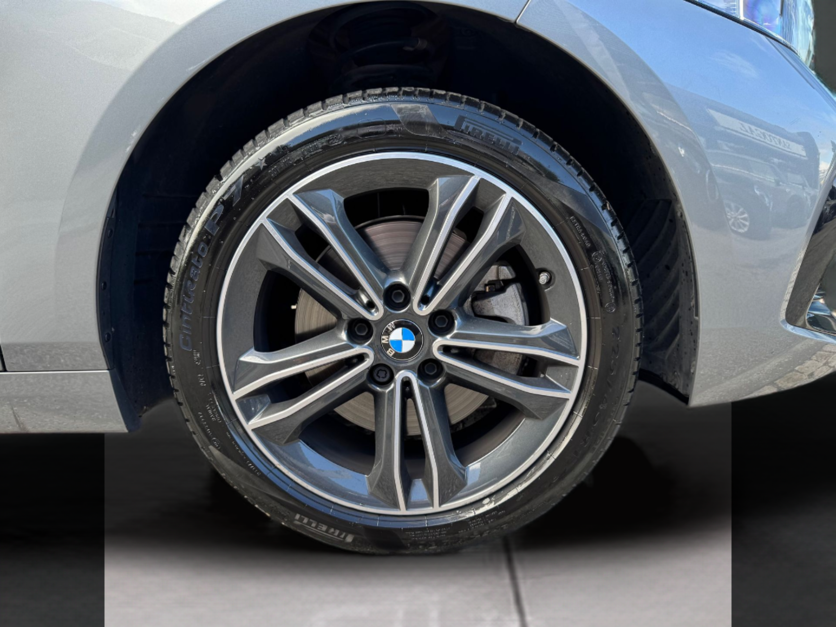 BMW Série 1 116d color Gris. Año 2024. 85KW(116CV). Diesel. En concesionario Santogal Oeiras de Oeiras