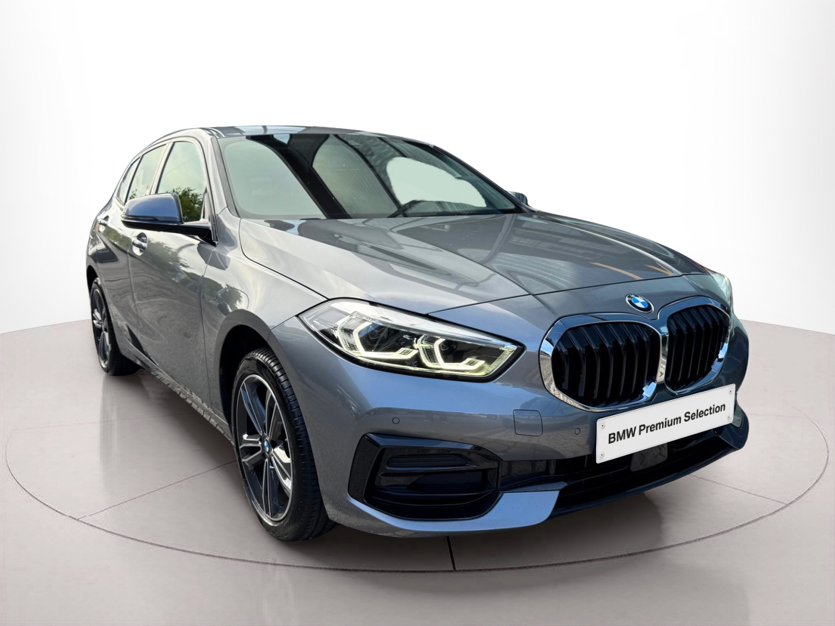 Fotos de BMW Série 1 116d color Gris. Año 2024. 85KW(116CV). Diesel. En concesionario Santogal Oeiras de Oeiras
