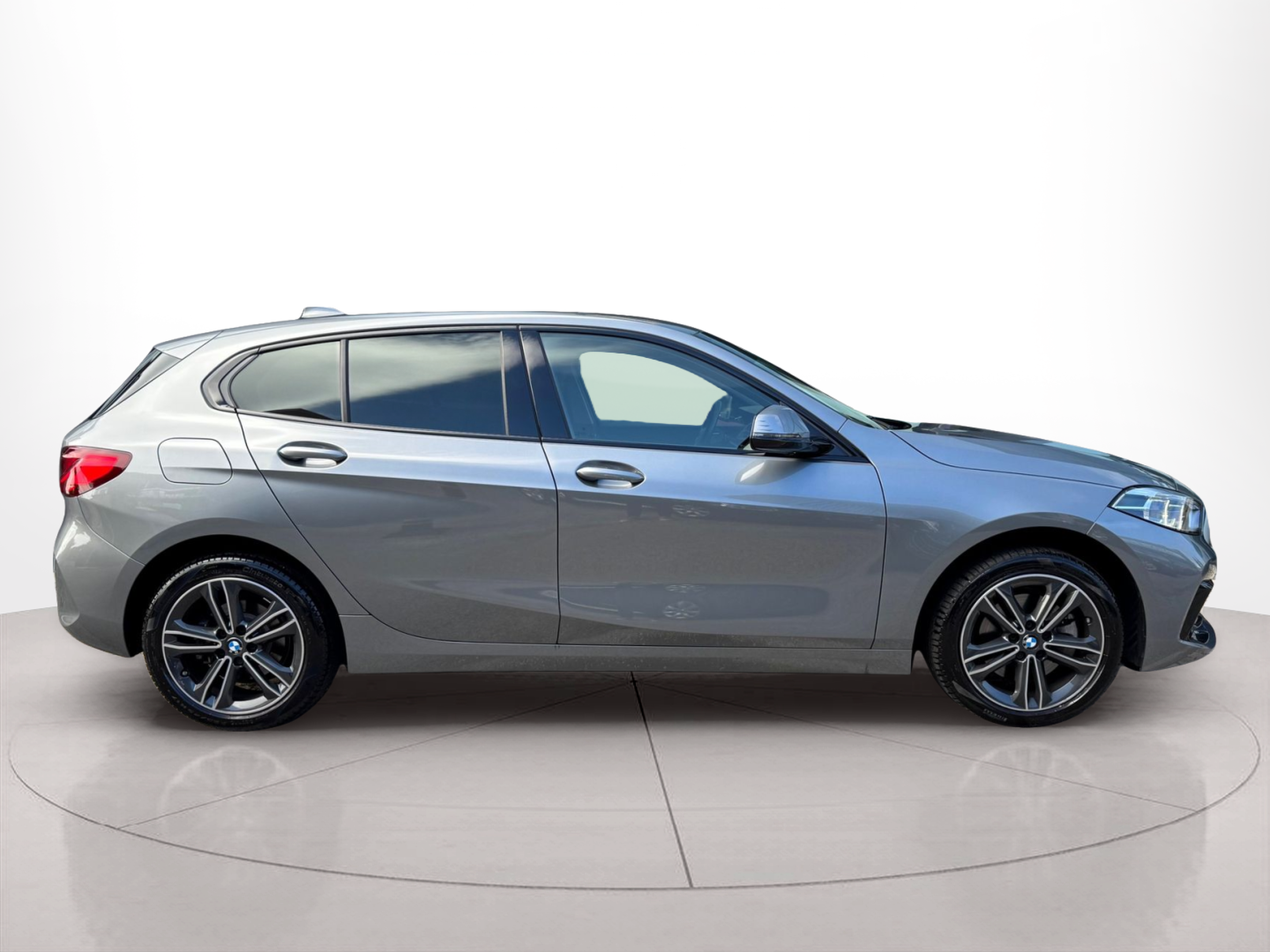 BMW Série 1 116d color Gris. Año 2024. 85KW(116CV). Diesel. En concesionario Santogal Oeiras de Oeiras