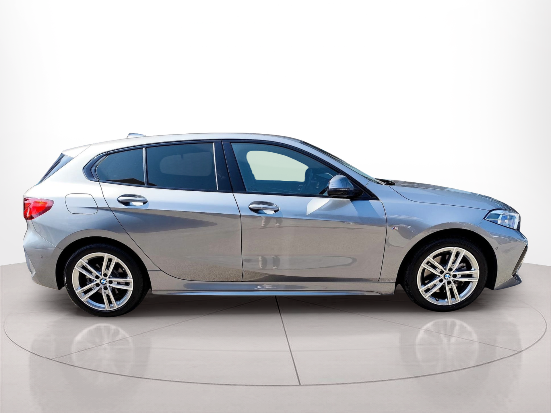 Fotos de BMW Série 1 116d color Gris. Año 2024. 85KW(116CV). Diesel. En concesionario Santogal Oeiras de Oeiras