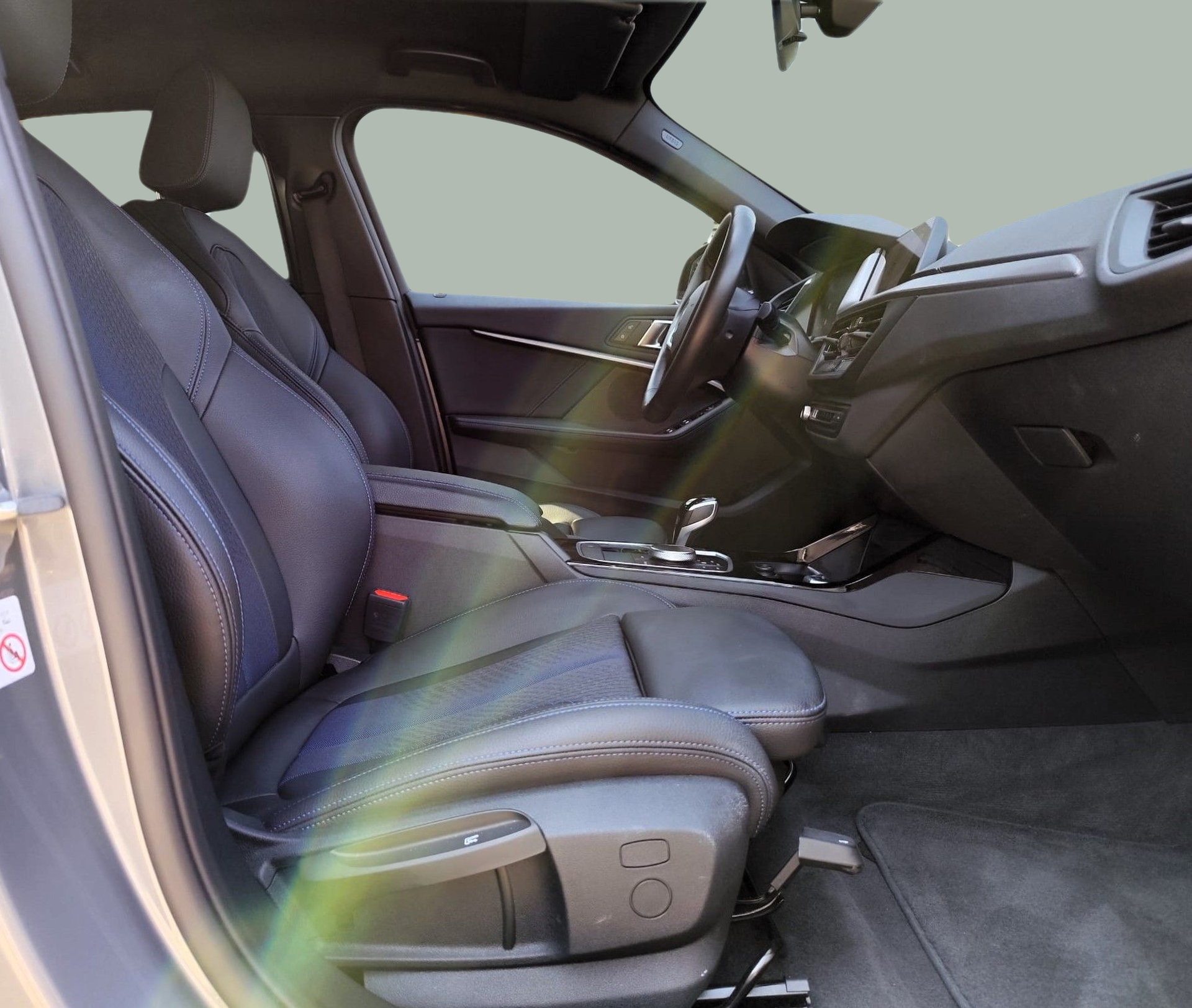 BMW Série 1 116d color Gris. Año 2024. 85KW(116CV). Diesel. En concesionario Santogal Oeiras de Oeiras