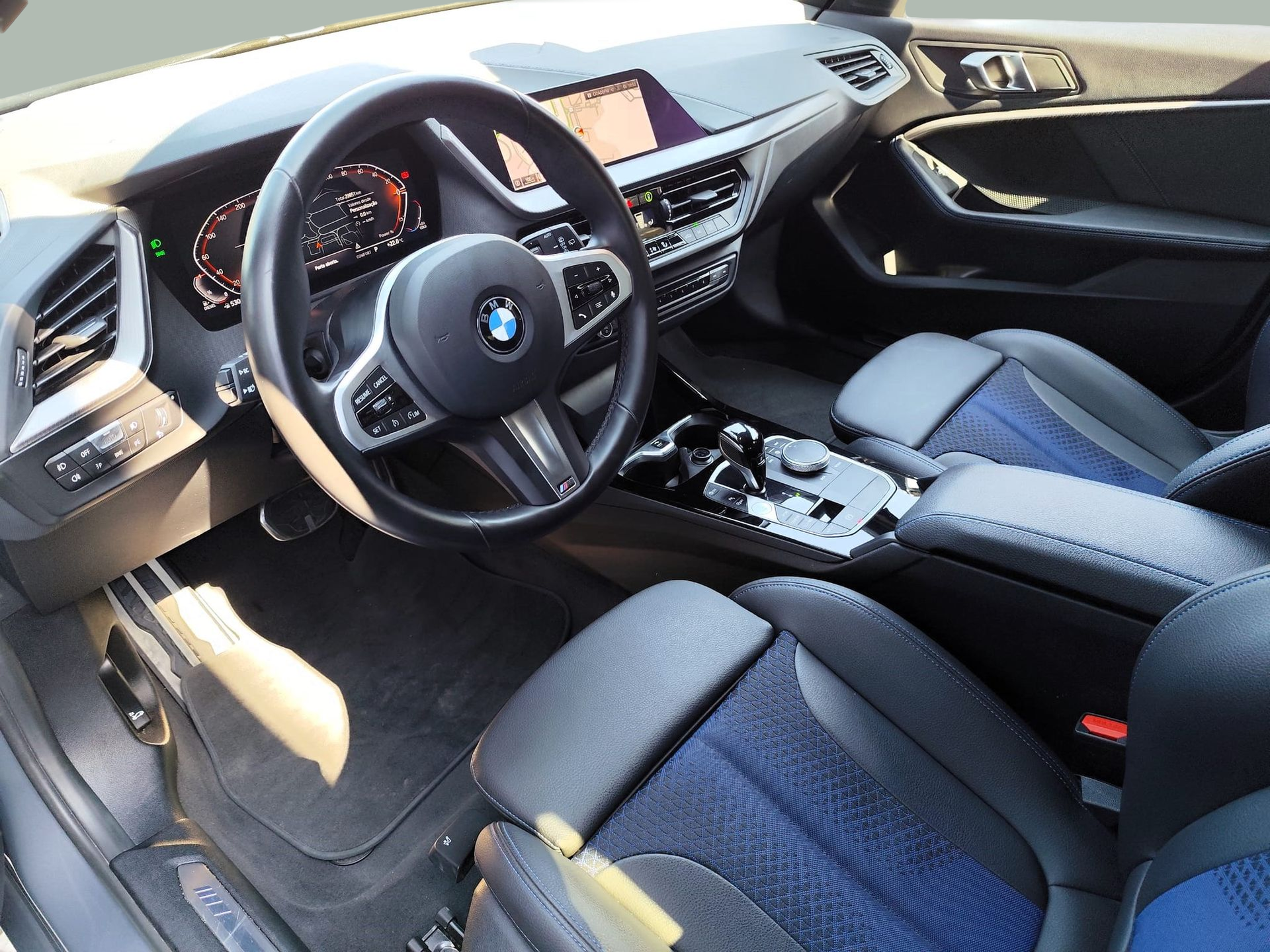 BMW Série 1 116d color Gris. Año 2024. 85KW(116CV). Diesel. En concesionario Santogal Oeiras de Oeiras