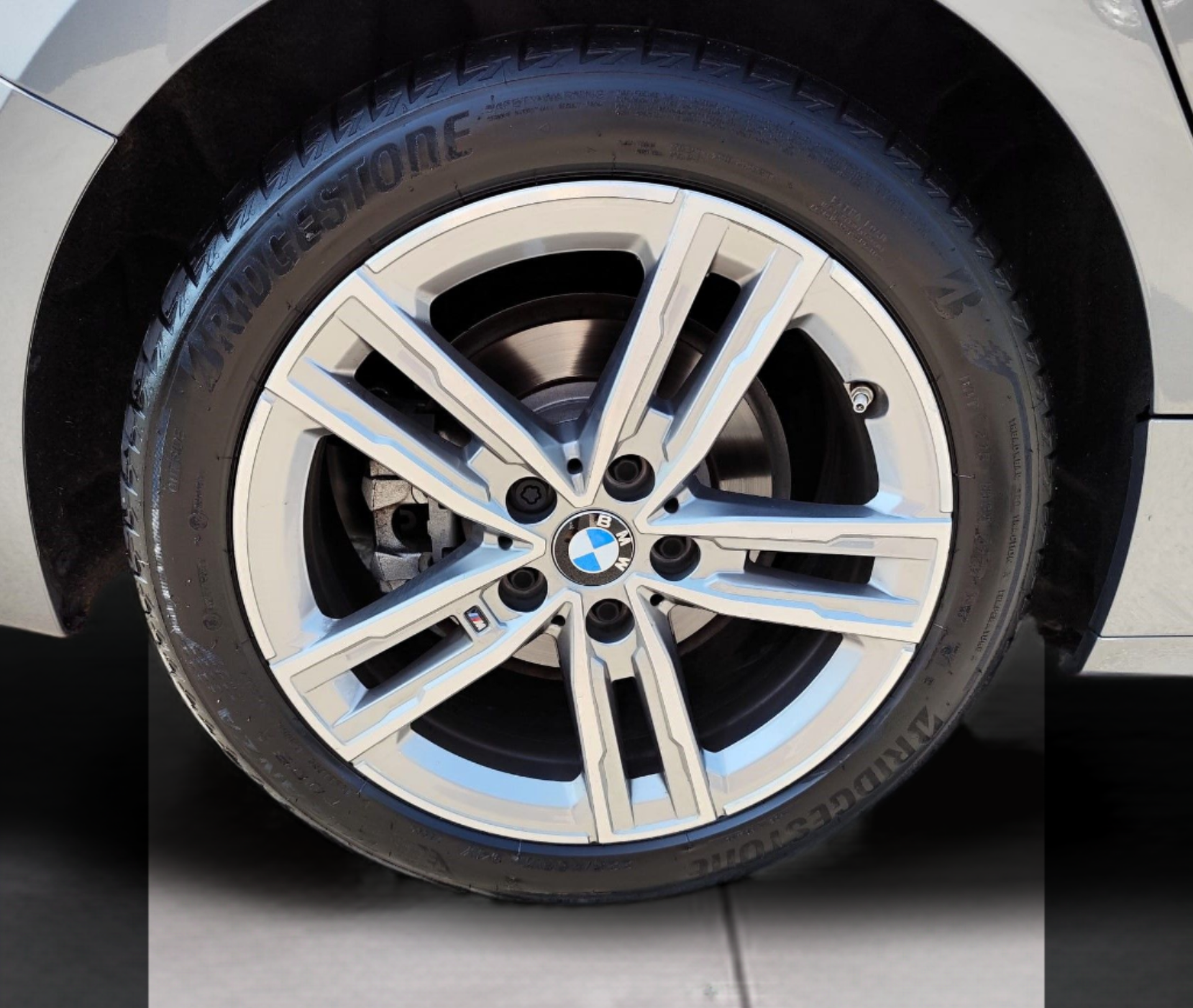 BMW Série 1 116d color Gris. Año 2024. 85KW(116CV). Diesel. En concesionario Santogal Oeiras de Oeiras