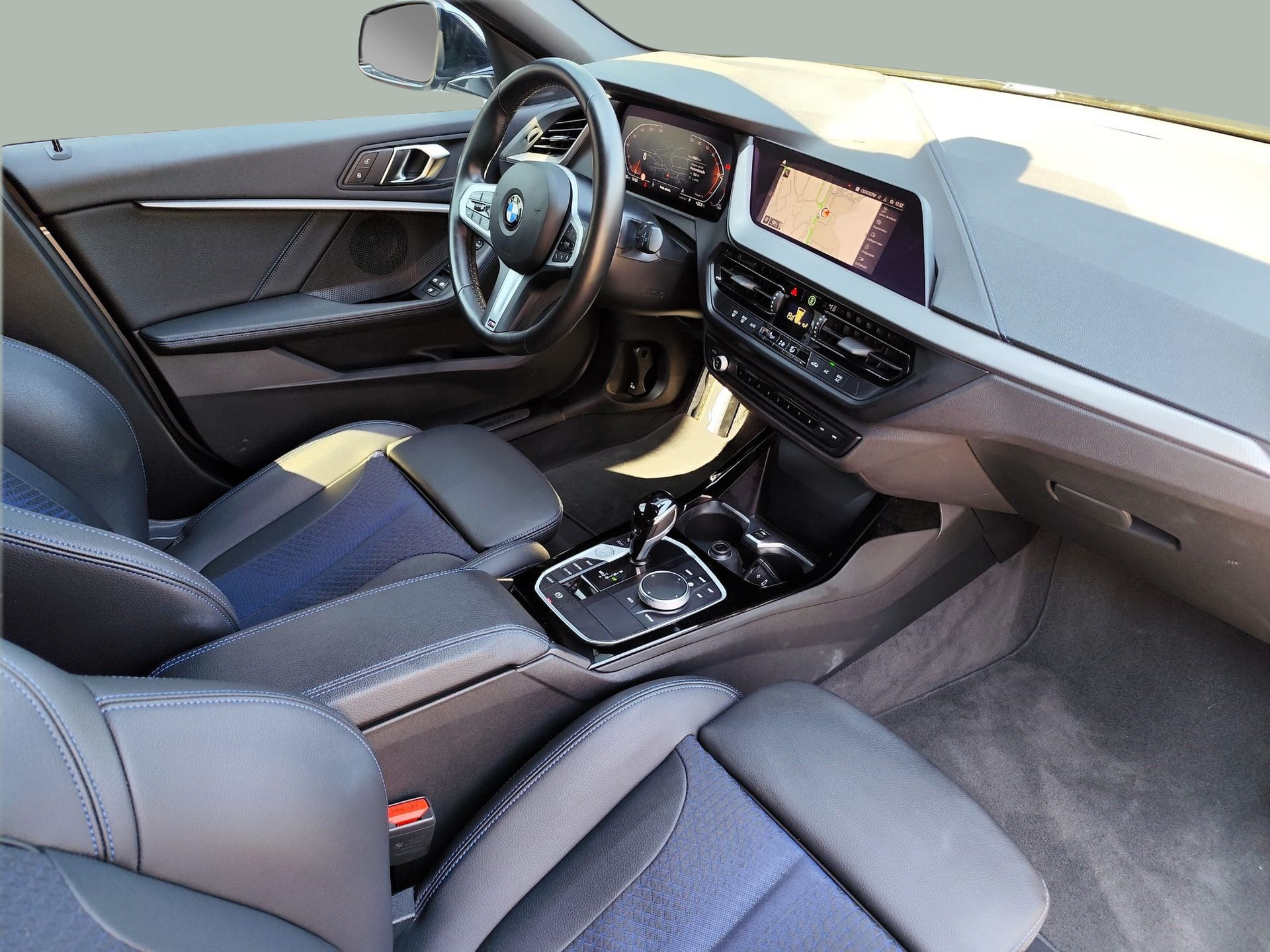 BMW Série 1 116d color Gris. Año 2024. 85KW(116CV). Diesel. En concesionario Santogal Oeiras de Oeiras