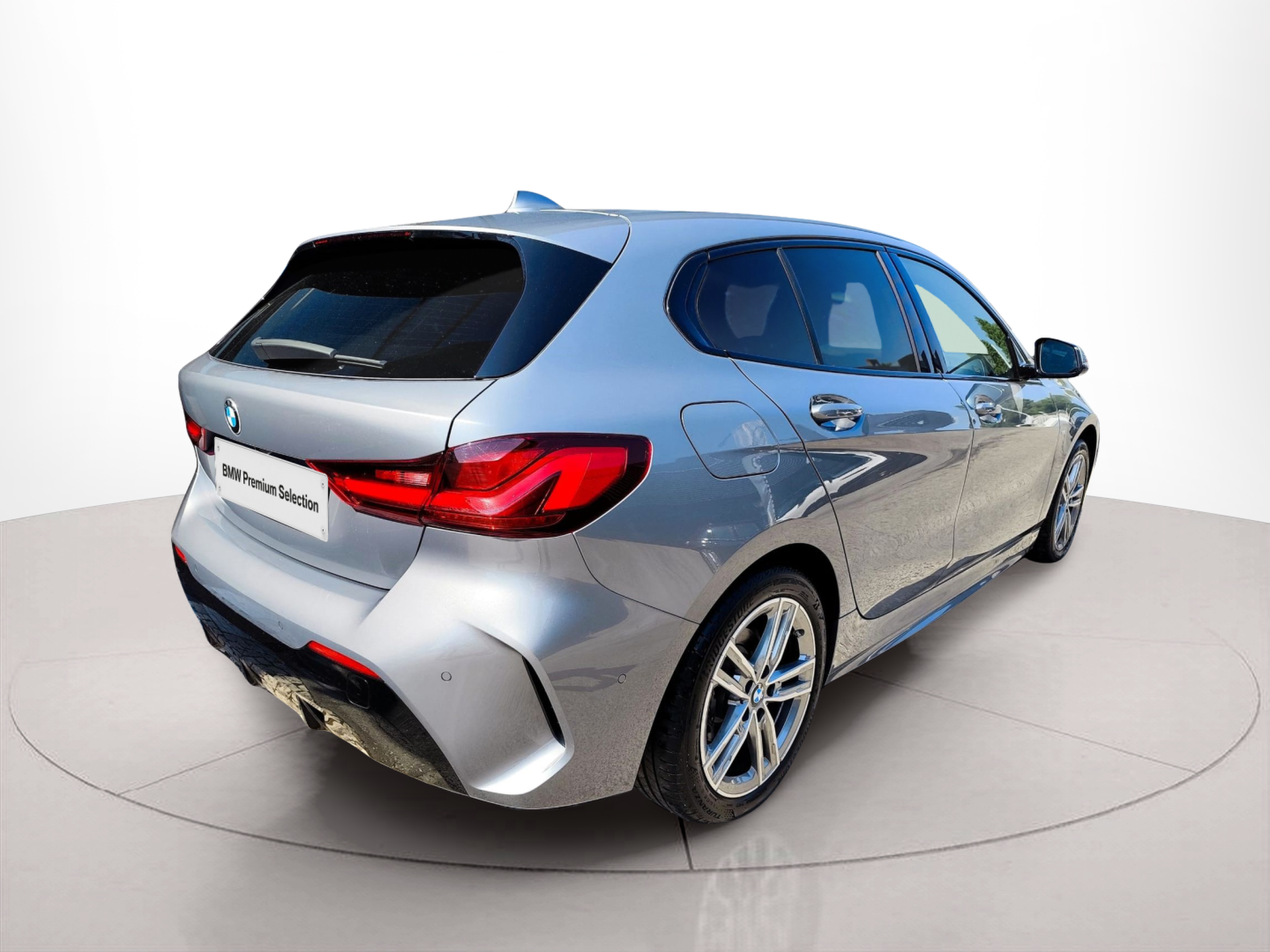 BMW Série 1 116d color Gris. Año 2024. 85KW(116CV). Diesel. En concesionario Santogal Oeiras de Oeiras