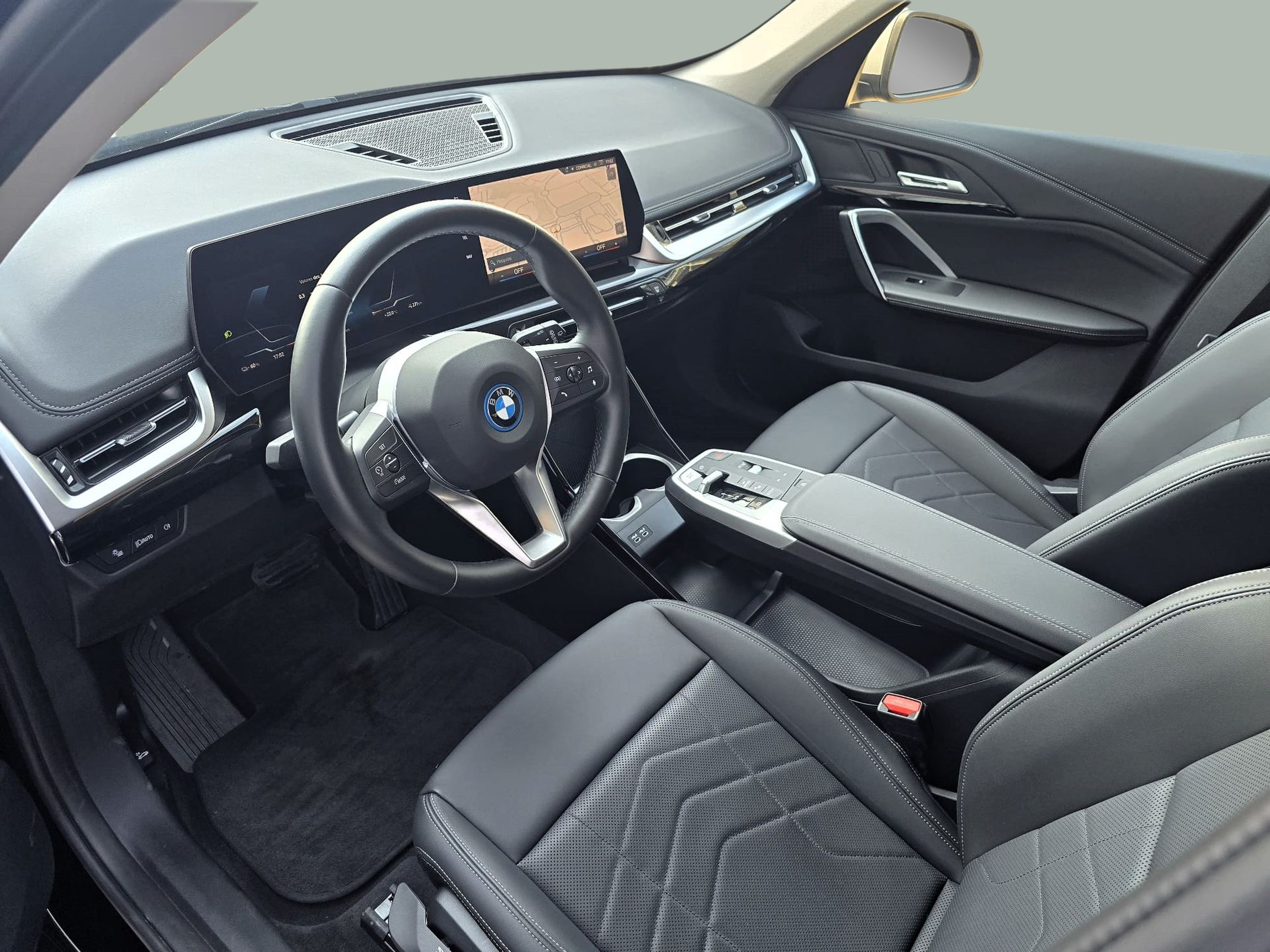 BMW iX1 eDrive20 color Negro. Año 2024. 150KW(204CV). Elétrico. En concesionario Santogal Oeiras de Oeiras