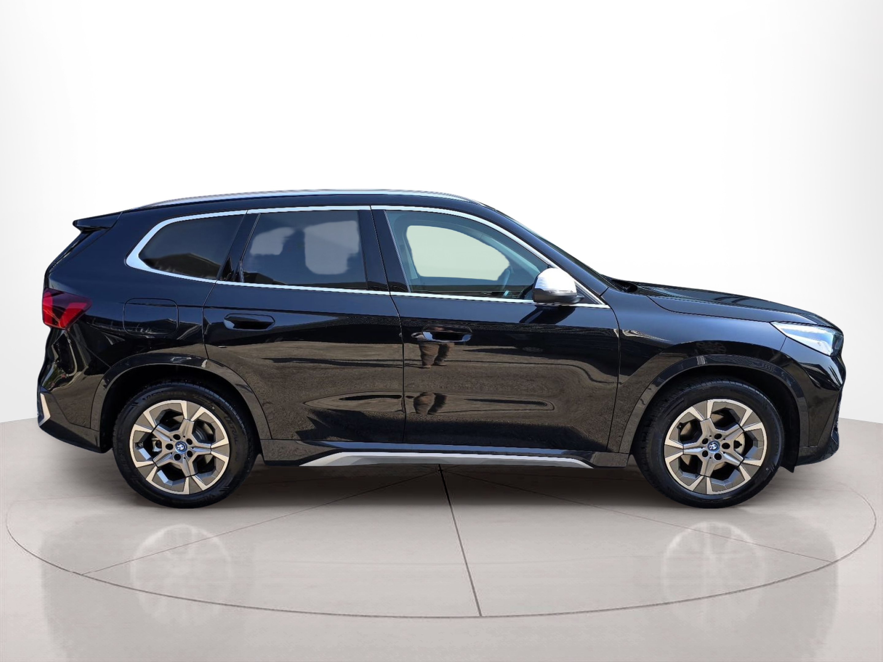 BMW iX1 eDrive20 color Negro. Año 2024. 150KW(204CV). Elétrico. En concesionario Santogal Oeiras de Oeiras