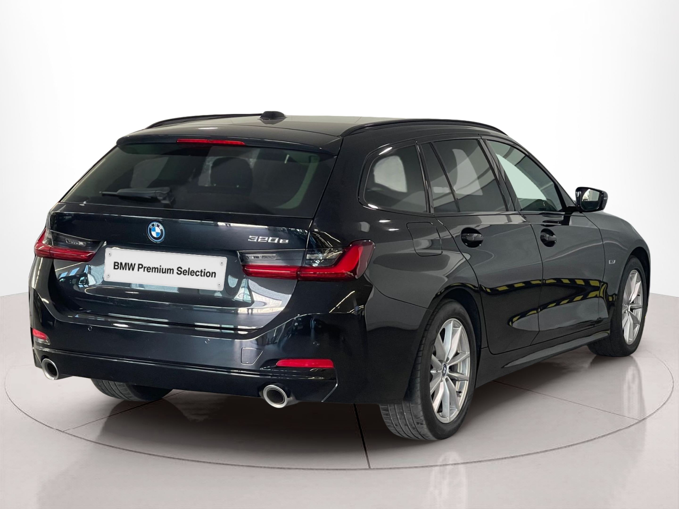 BMW Série 3 320e Touring color Negro. Año 2022. 150KW(204CV). Elétrico / Gasolina Híbrido. En concesionario Santogal Carnaxide de Oeiras