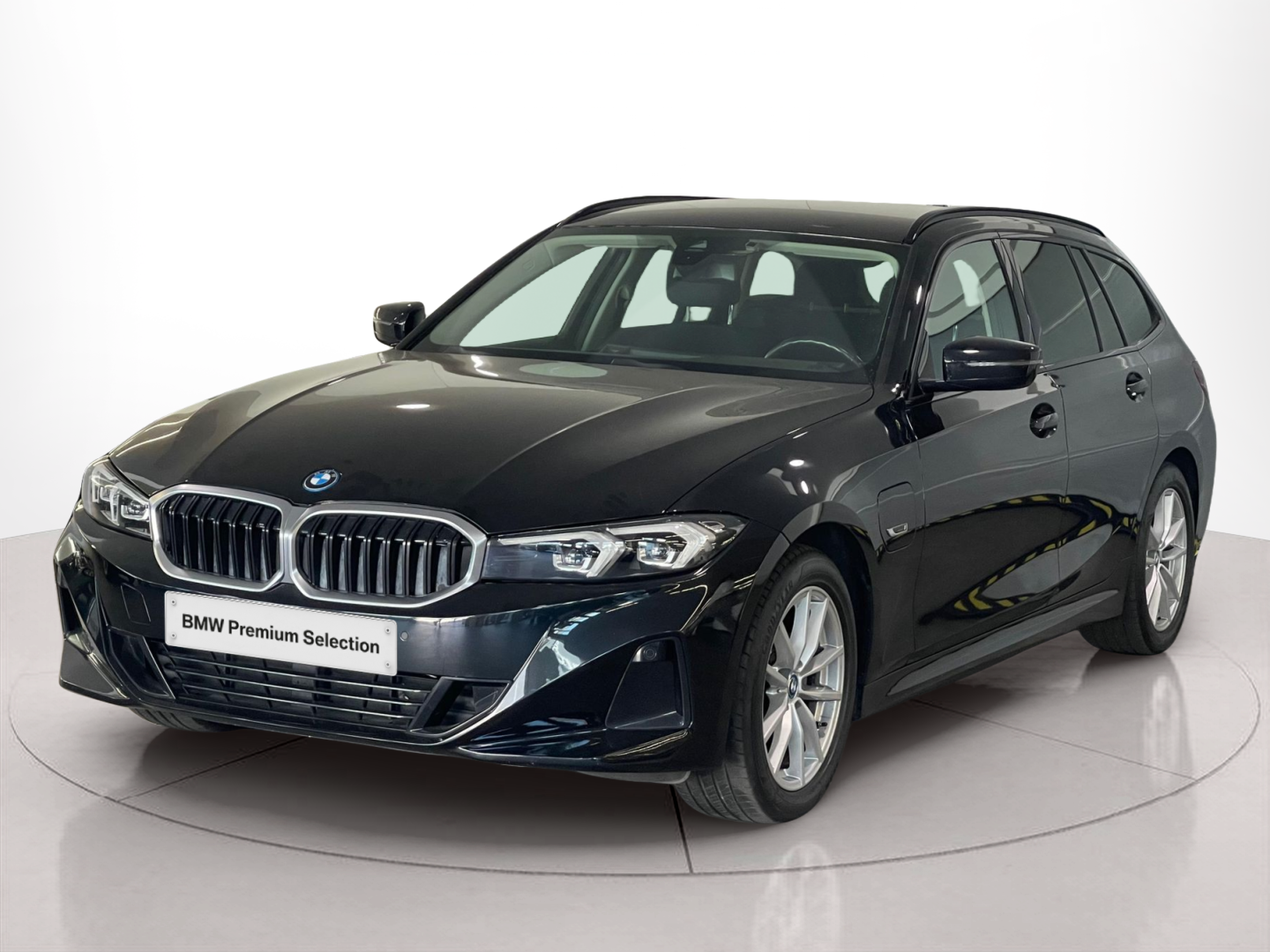 Fotos de BMW Série 3 320e Touring color Negro. Año 2022. 150KW(204CV). Elétrico / Gasolina Híbrido. En concesionario Santogal Carnaxide de Oeiras