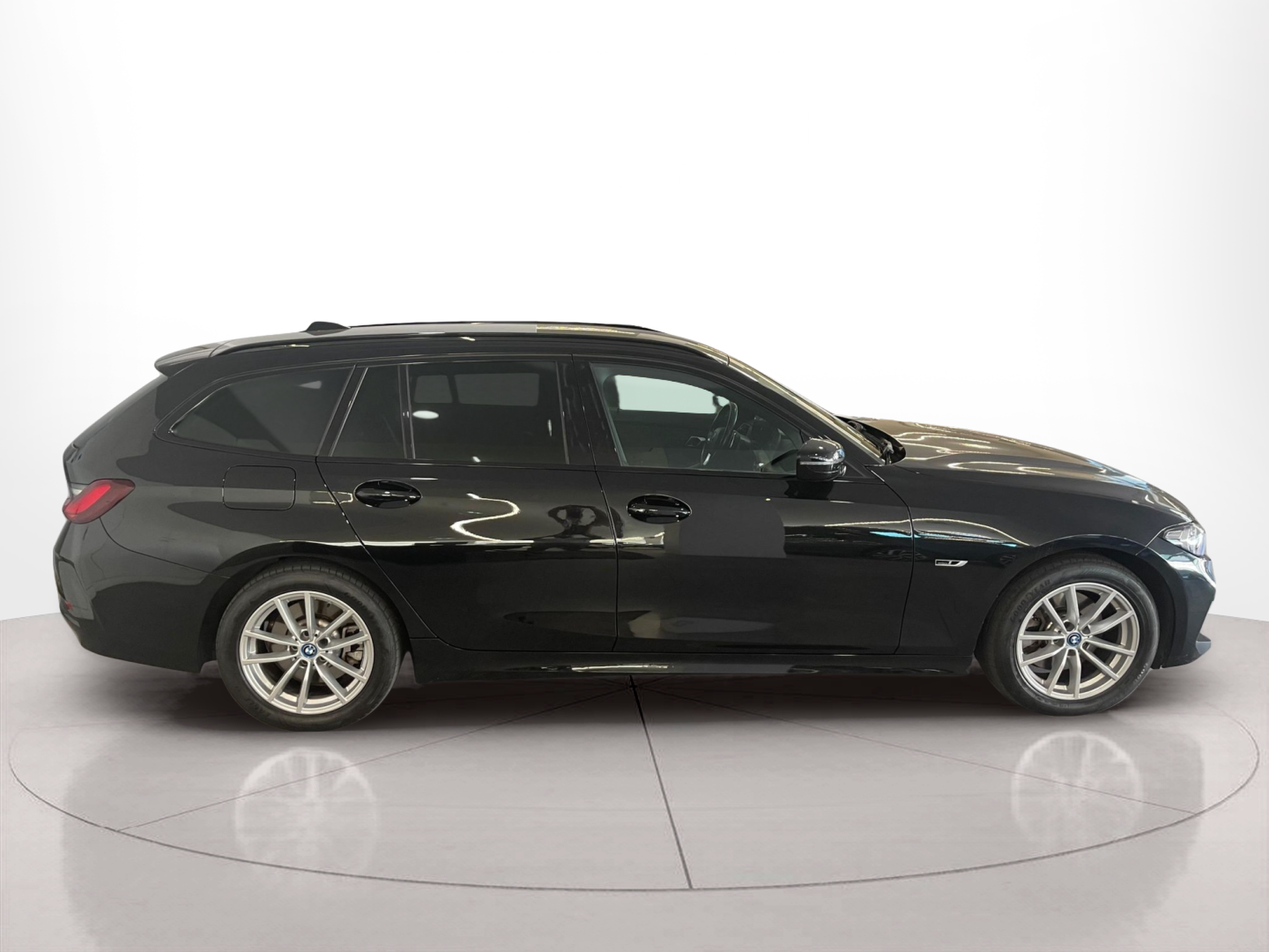 Fotos de BMW Série 3 320e Touring color Negro. Año 2022. 150KW(204CV). Elétrico / Gasolina Híbrido. En concesionario Santogal Carnaxide de Oeiras
