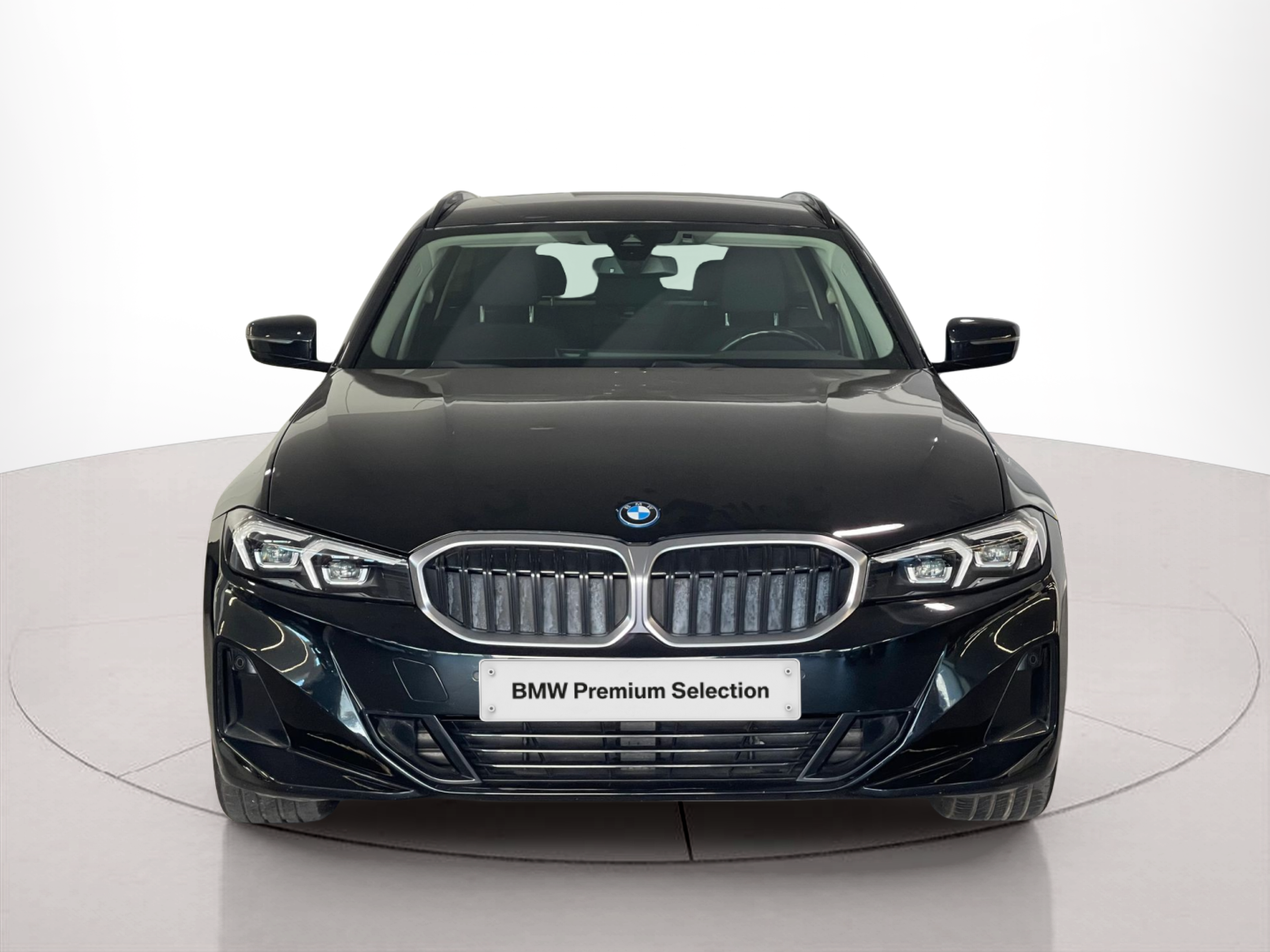 Fotos de BMW Série 3 320e Touring color Negro. Año 2022. 150KW(204CV). Elétrico / Gasolina Híbrido. En concesionario Santogal Carnaxide de Oeiras