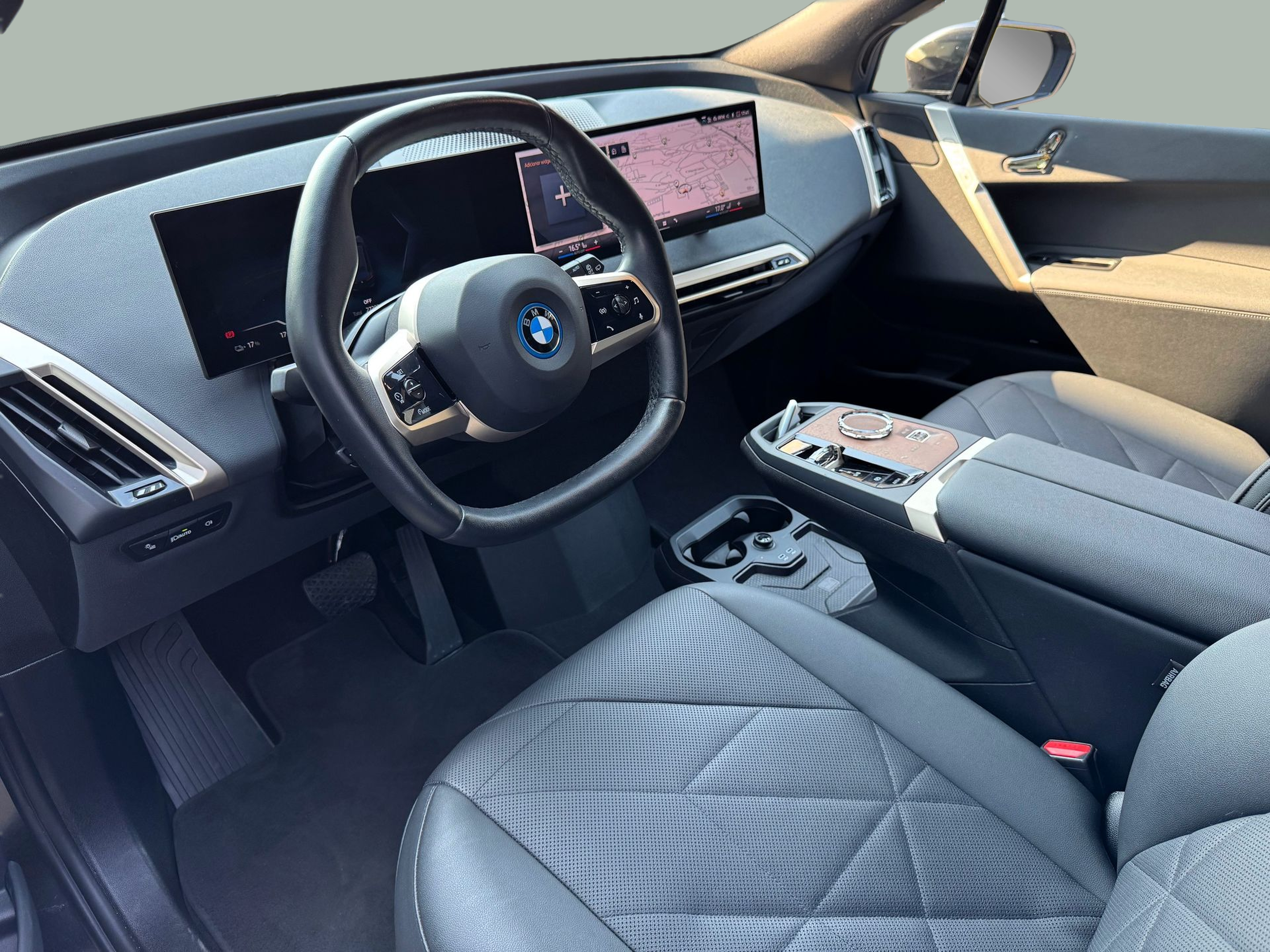 BMW iX xDrive40 color Gris. Año 2023. 240KW(326CV). Elétrico. En concesionario Santogal Oeiras de Oeiras