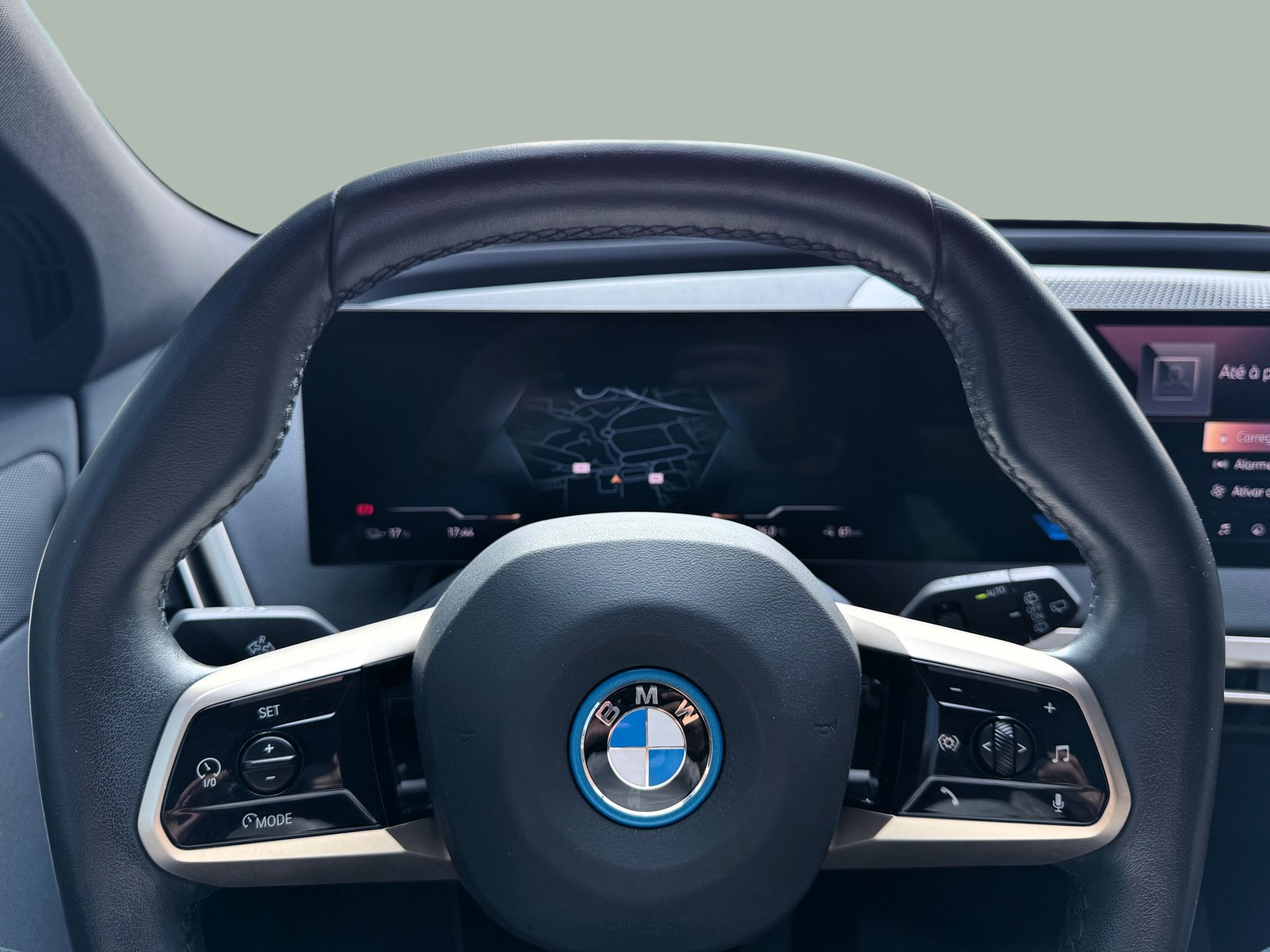 BMW iX xDrive40 color Gris. Año 2023. 240KW(326CV). Elétrico. En concesionario Santogal Oeiras de Oeiras