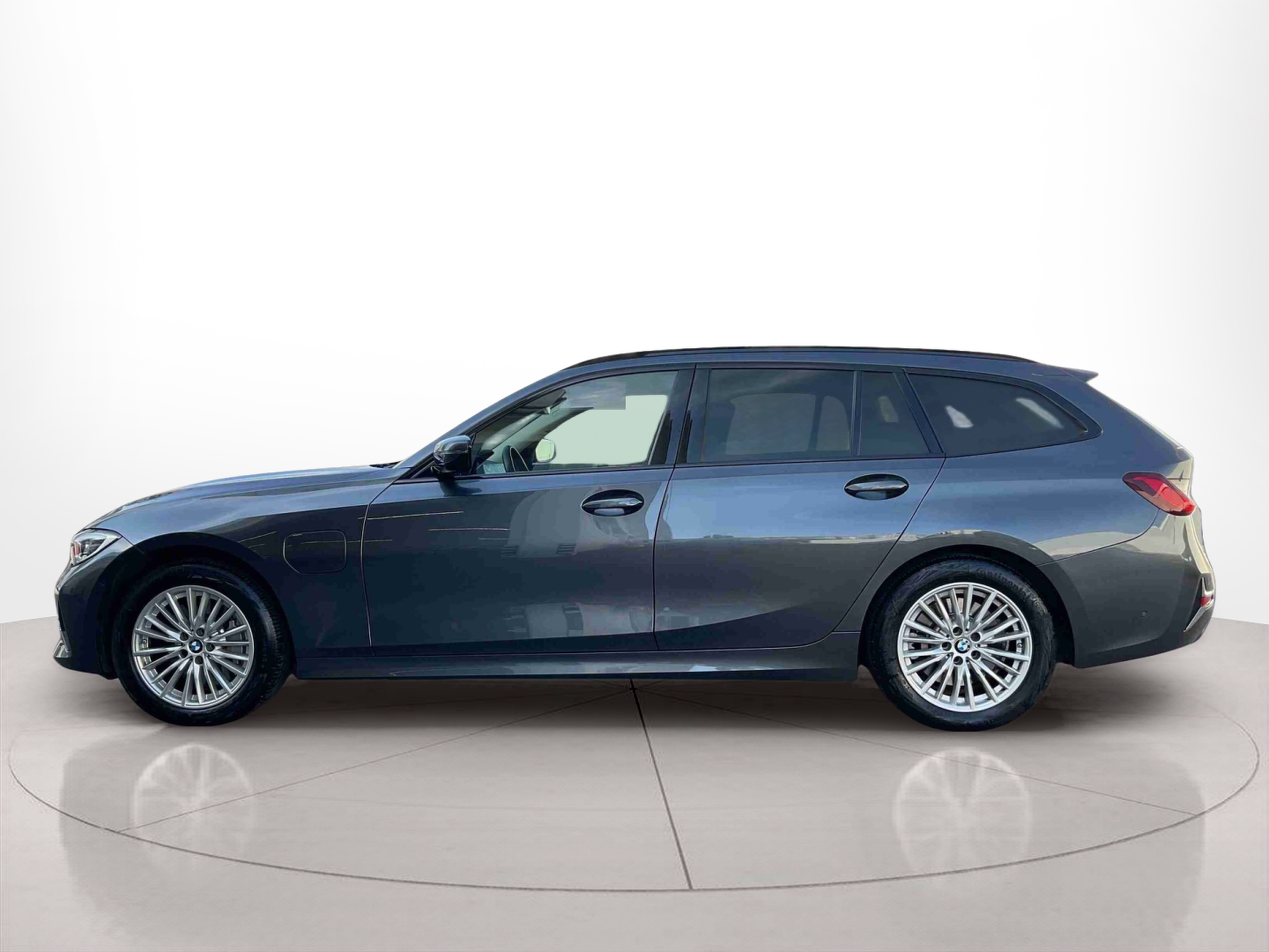 Fotos de BMW Série 3 330e Touring color Gris. Año 2021. 215KW(292CV). Elétrico / Gasolina Híbrido. En concesionario Santogal Setúbal de Setúbal
