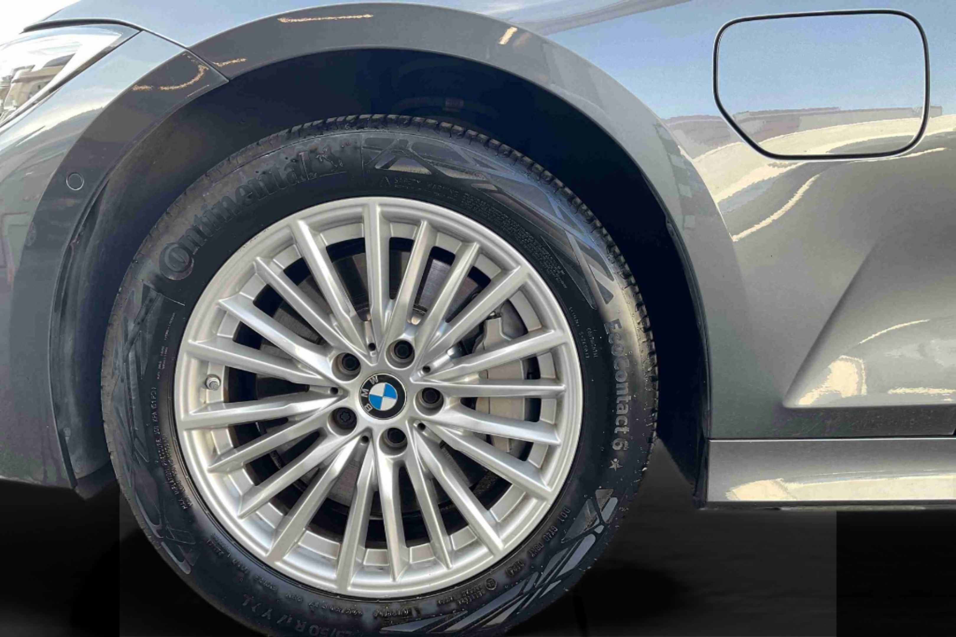 BMW Série 3 330e Touring color Gris. Año 2021. 215KW(292CV). Elétrico / Gasolina Híbrido. En concesionario Santogal Setúbal de Setúbal