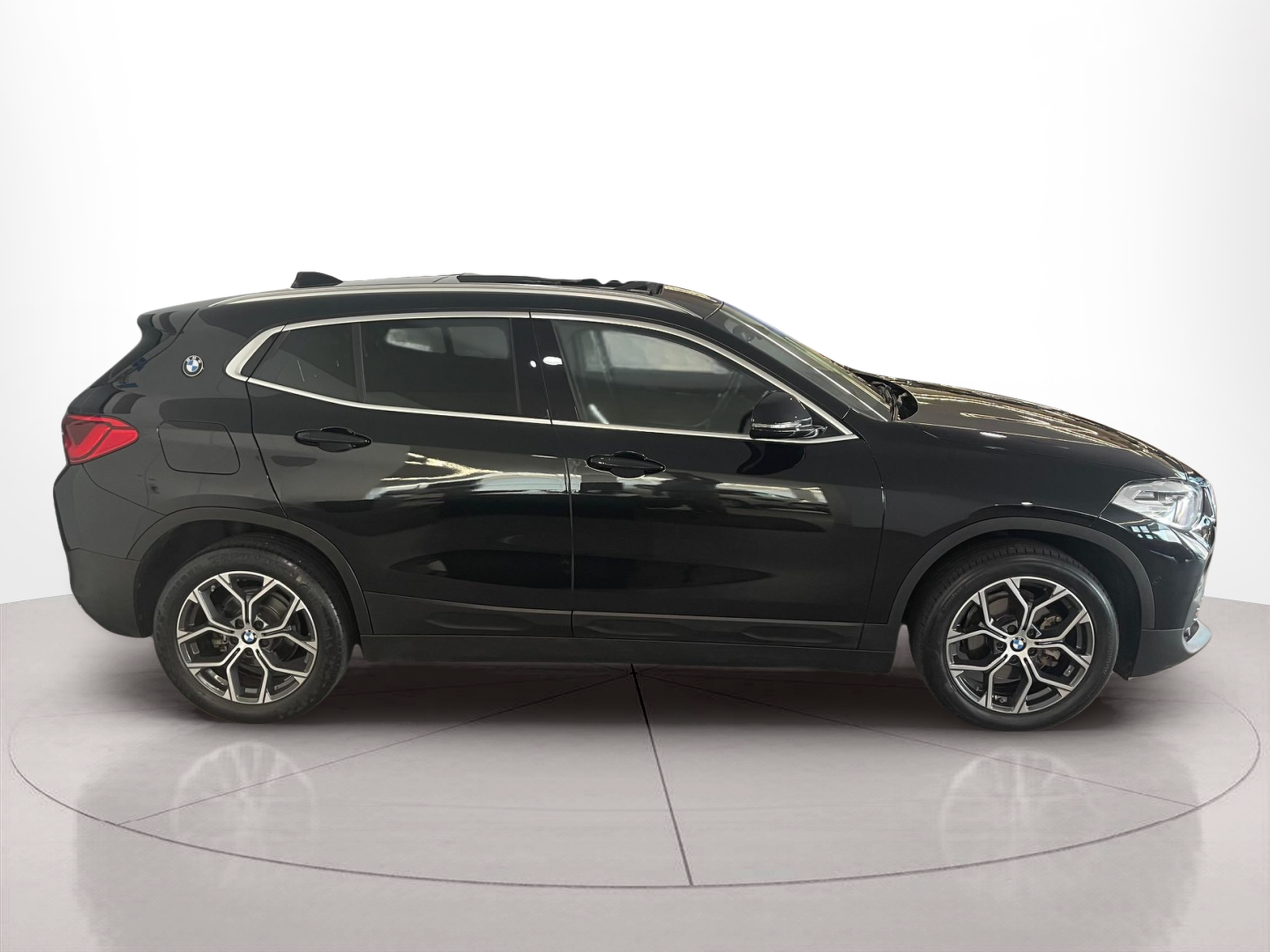 Fotos de BMW X2 sDrive18d color Negro. Año 2019. 110KW(150CV). Diesel. En concesionario Santogal Carnaxide de Oeiras