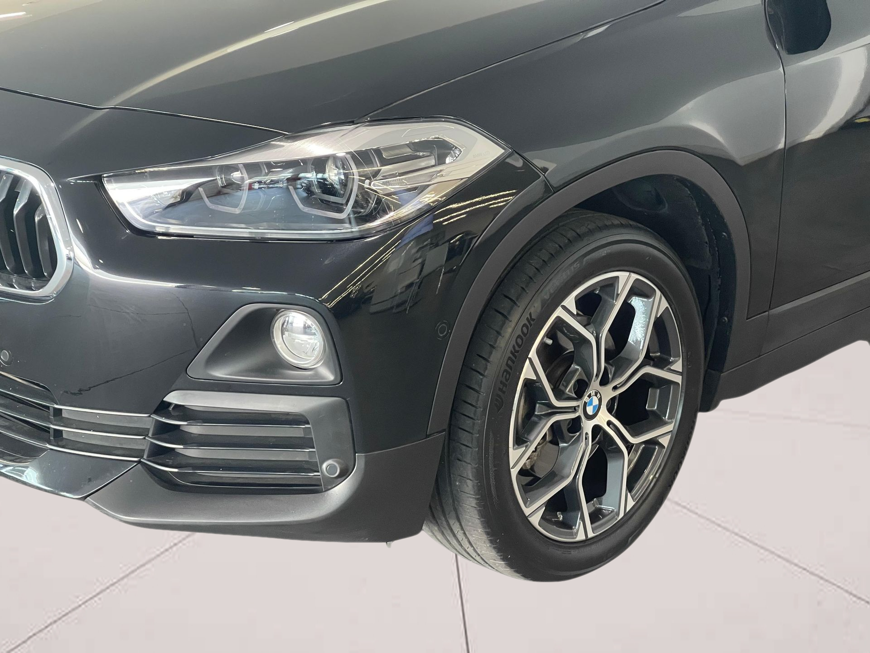 BMW X2 sDrive18d color Negro. Año 2019. 110KW(150CV). Diesel. En concesionario Santogal Carnaxide de Oeiras